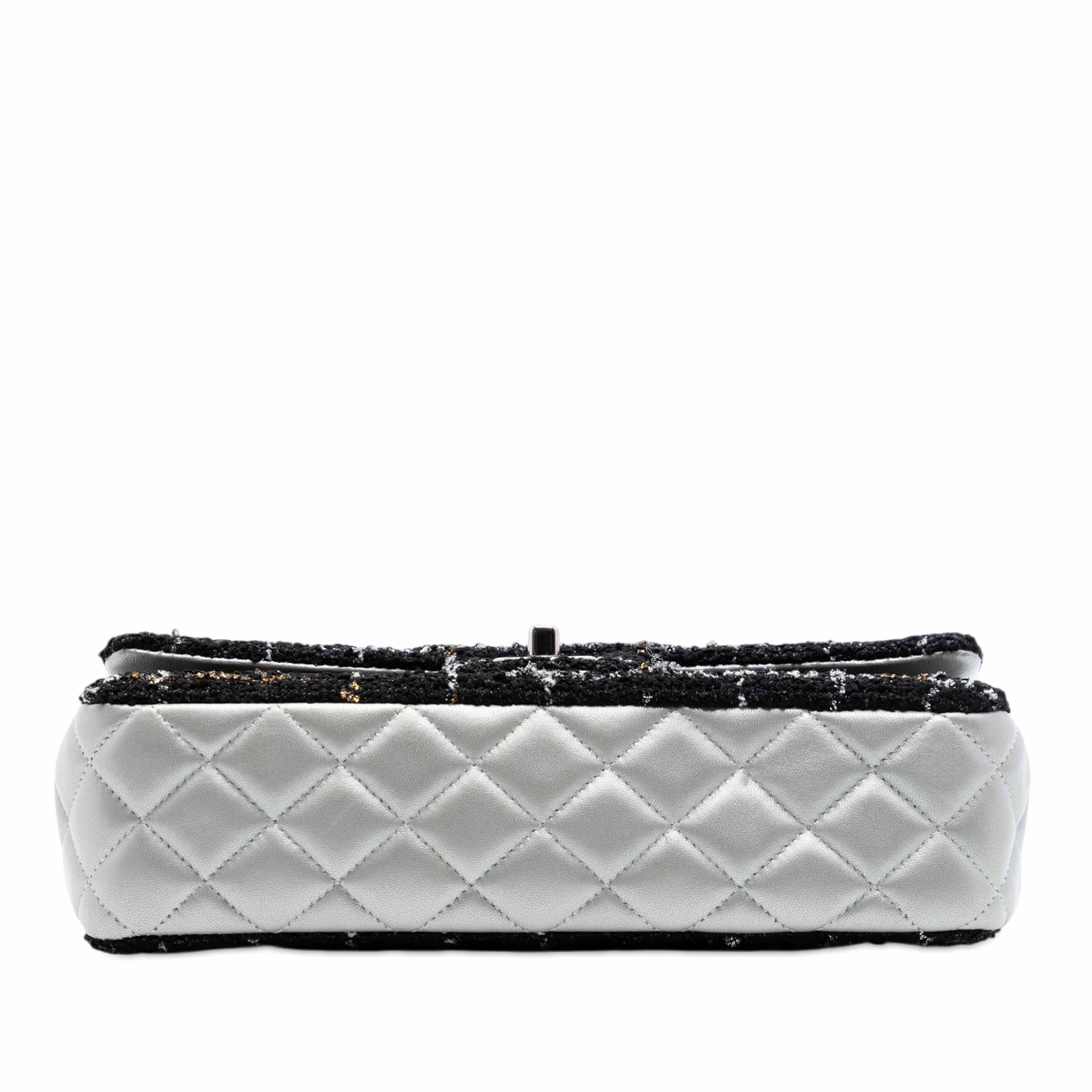 Chanel Medium Classic Quilted Tweed And Metallic Lambskin Double Flap, från Luxclusif, i färgen svart. Klicka för att öppna bilden i stort format