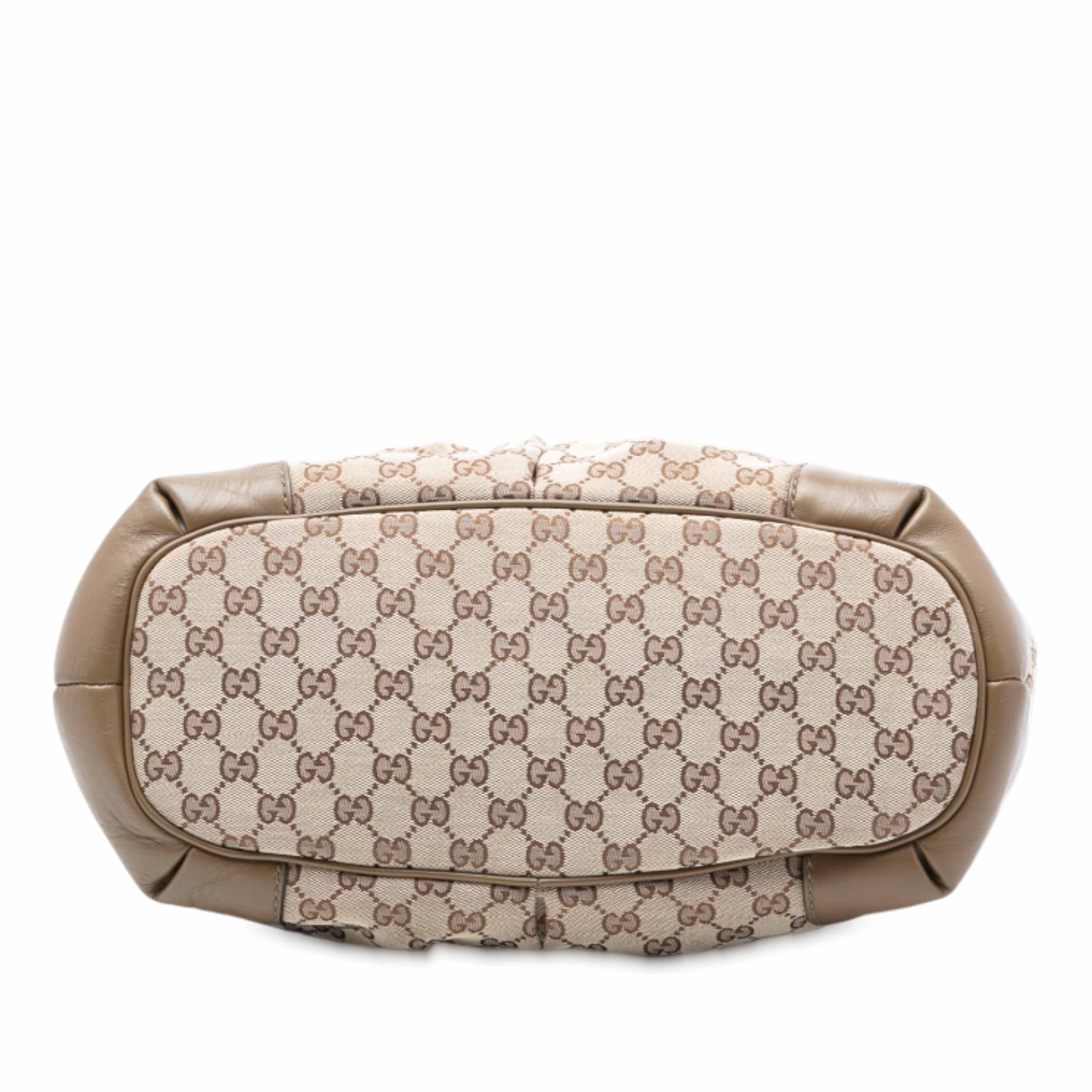 Gucci Gg Canvas Sukey Satchel, från Luxclusif, i färgen beige. Klicka för att öppna bilden i stort format