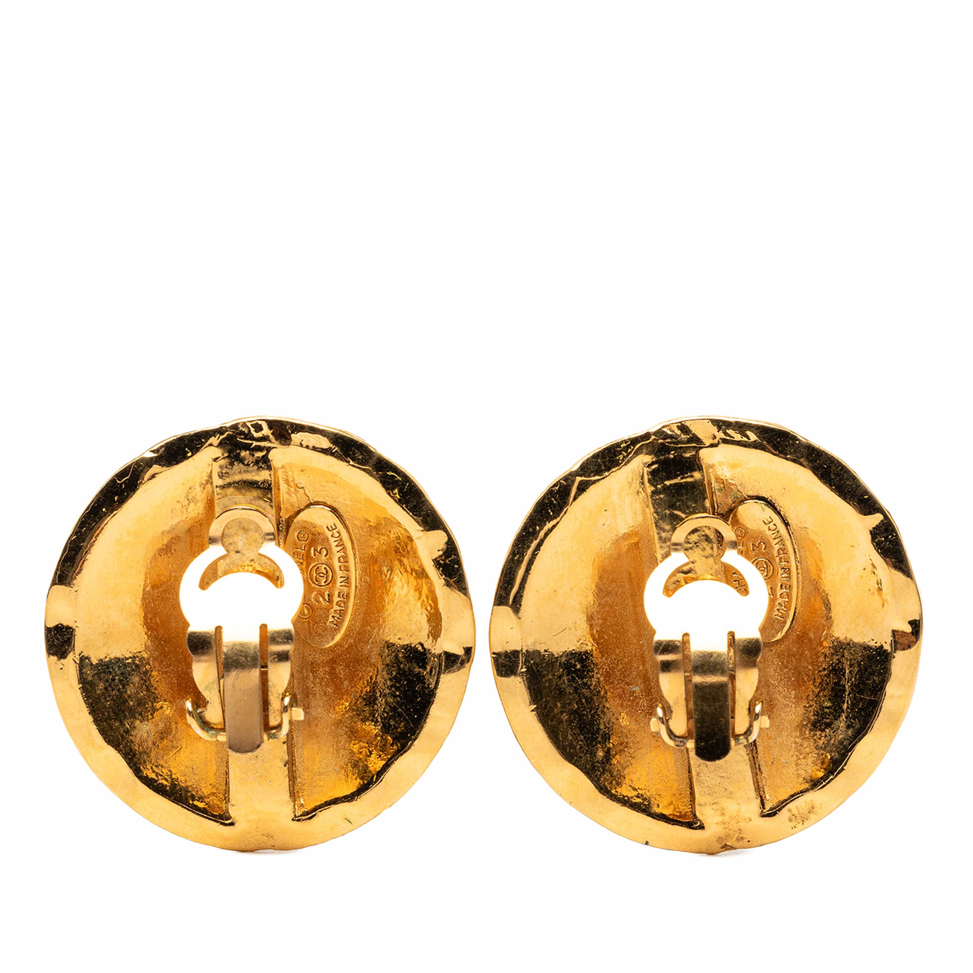 Chanel Cc Quilted Gold Plated Round Clip On Earrings, från Luxclusif, i färgen gold. Klicka för att öppna bilden i stort format