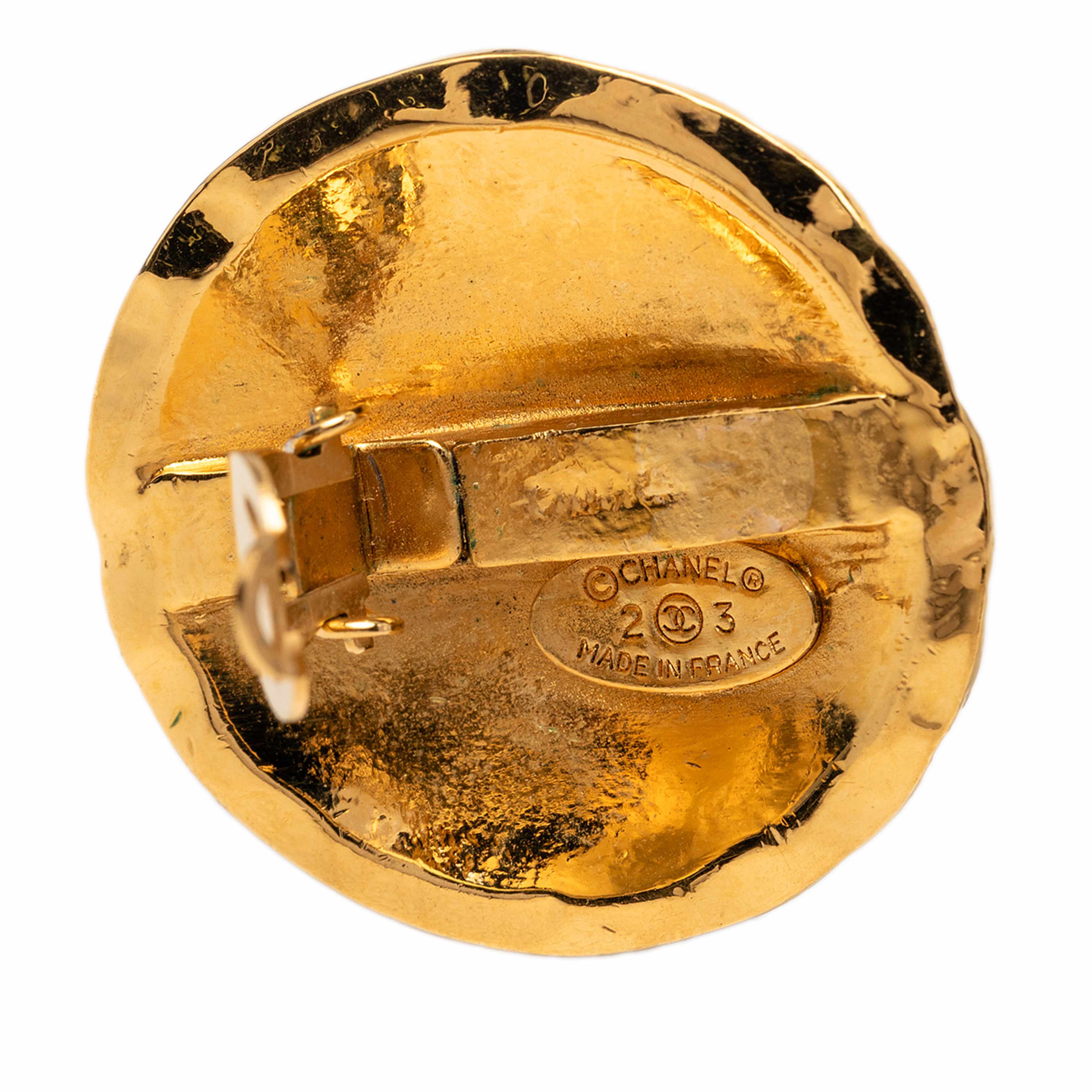 Chanel Cc Quilted Gold Plated Round Clip On Earrings, från Luxclusif, i färgen guld. Klicka för att öppna bilden i stort format