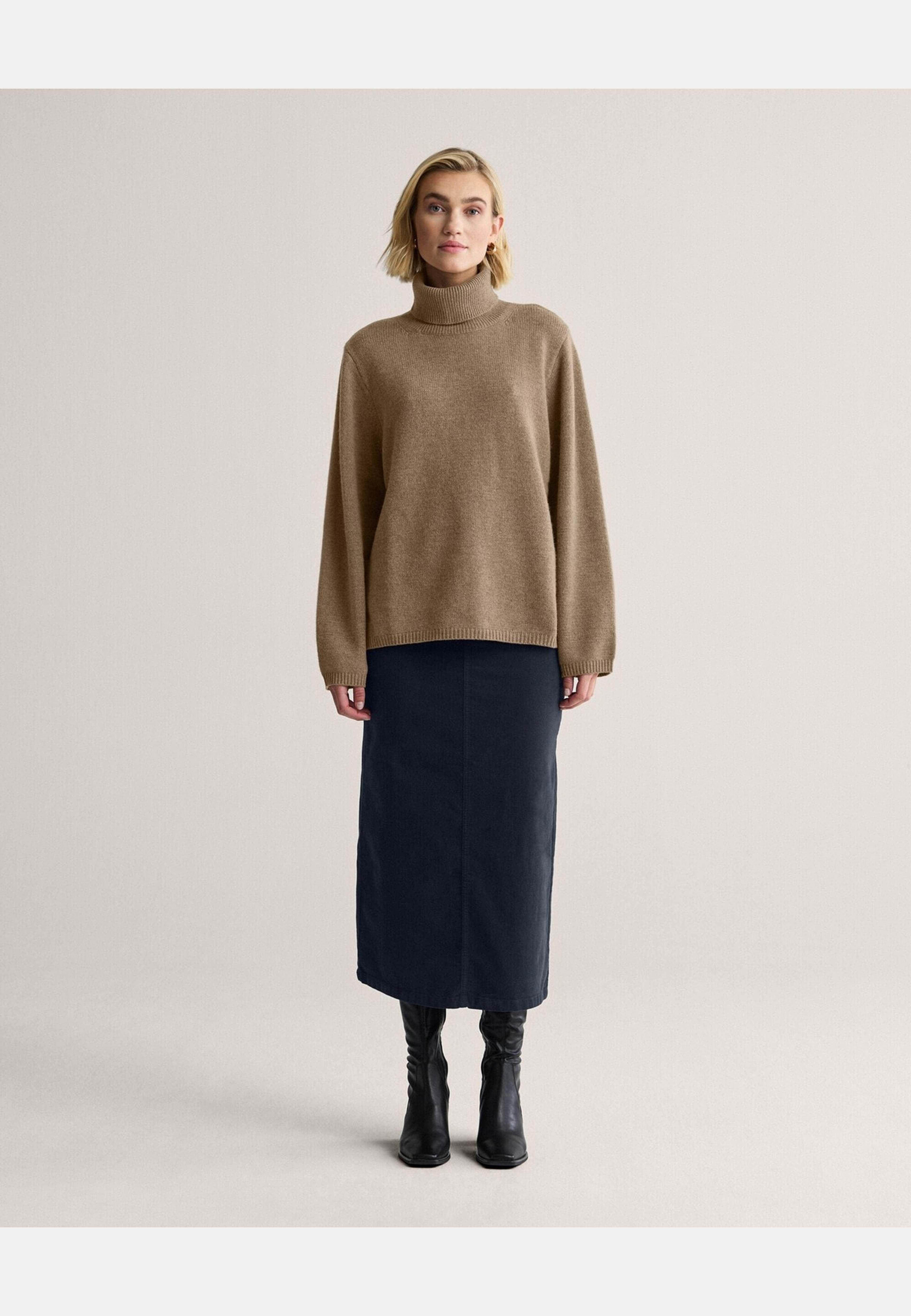 Polotröja Alva, från Newhouse, i färgen mörk beige. Klicka för att öppna bilden i stort format