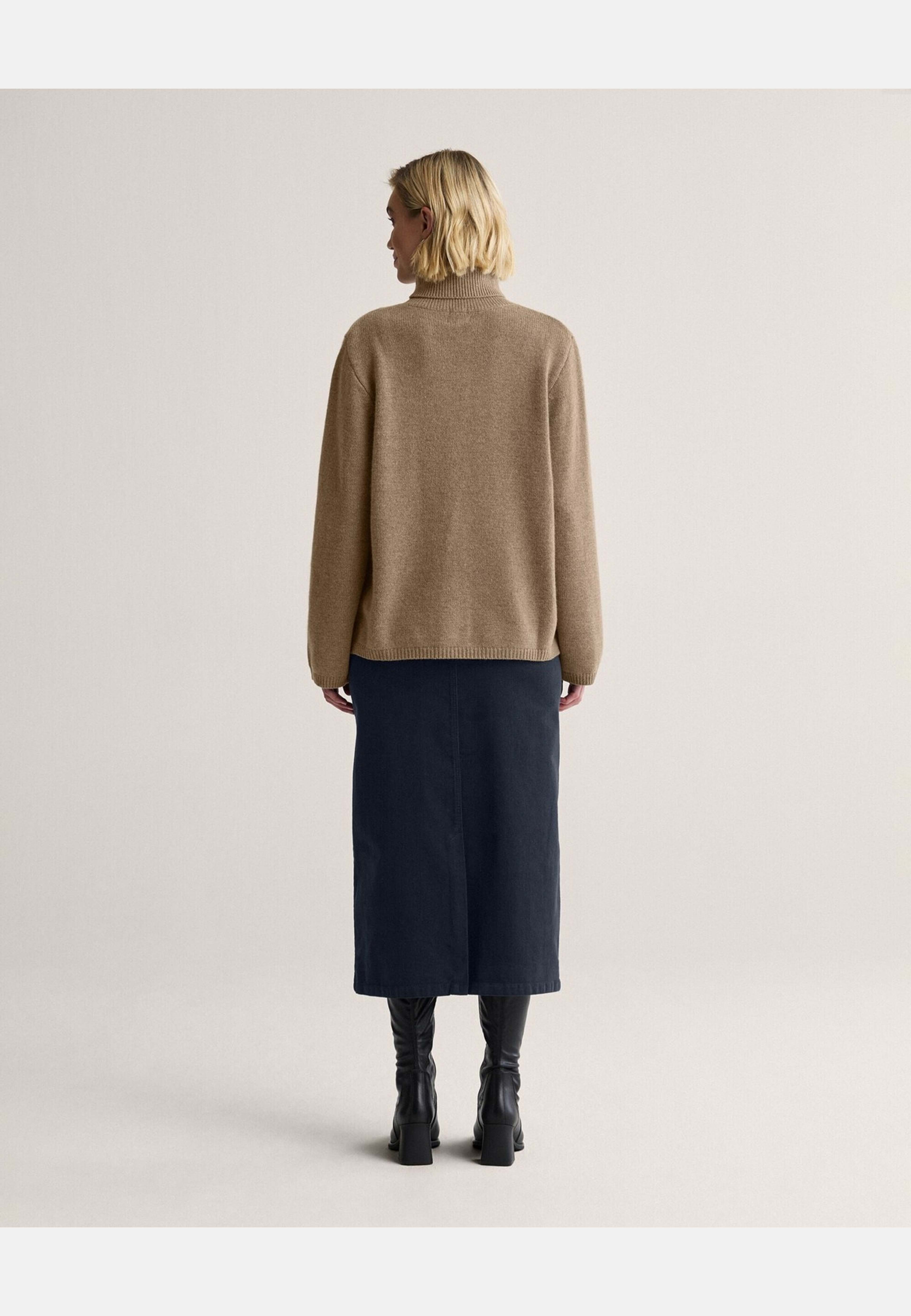 Polotröja Alva, från Newhouse, i färgen mörk beige. Klicka för att öppna bilden i stort format