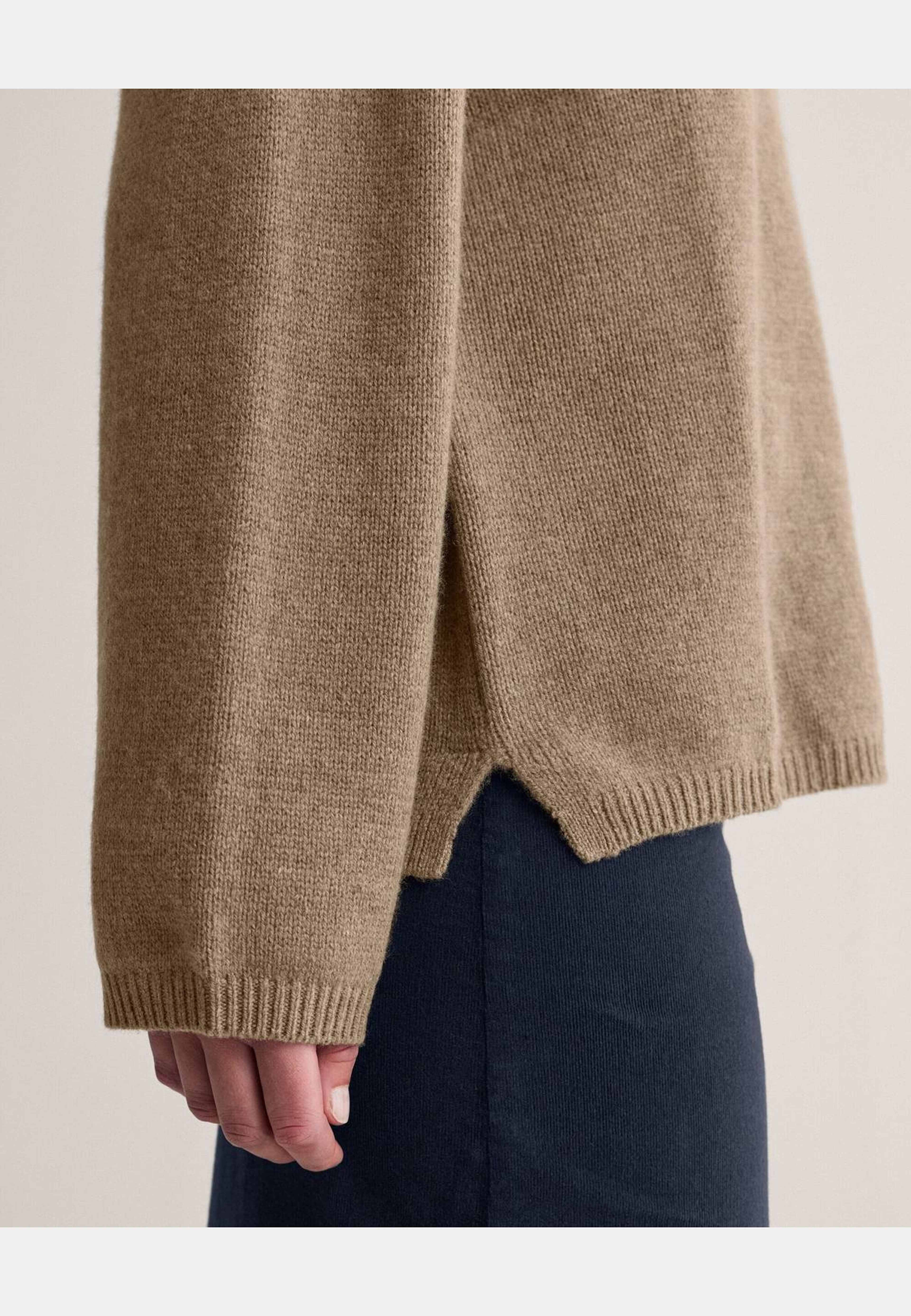 Polotröja Alva, från Newhouse, i färgen mörk beige. Klicka för att öppna bilden i stort format