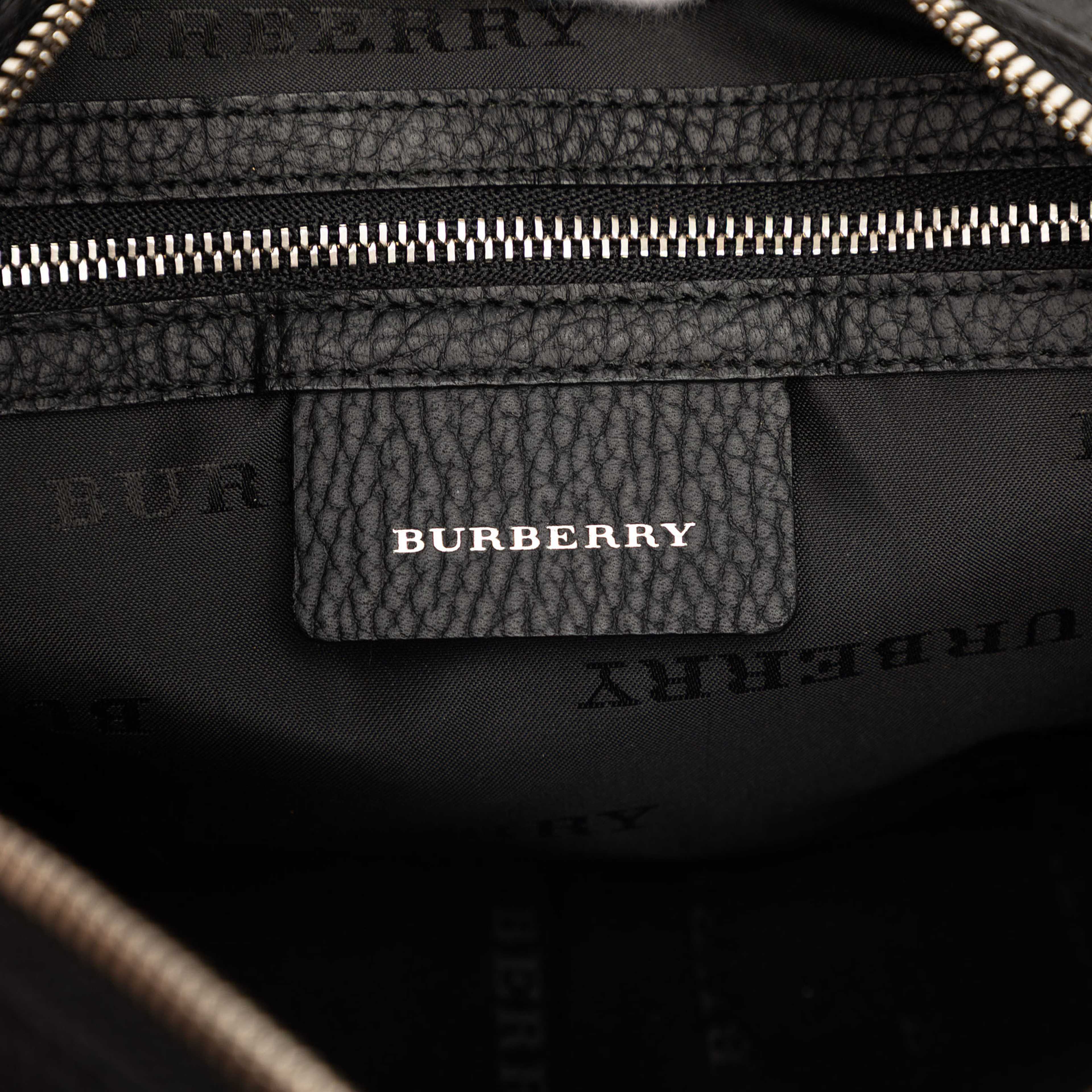 Burberry Nova Check Trimmed Nylon Handbag, från Luxclusif, i färgen black. Klicka för att öppna bilden i stort format