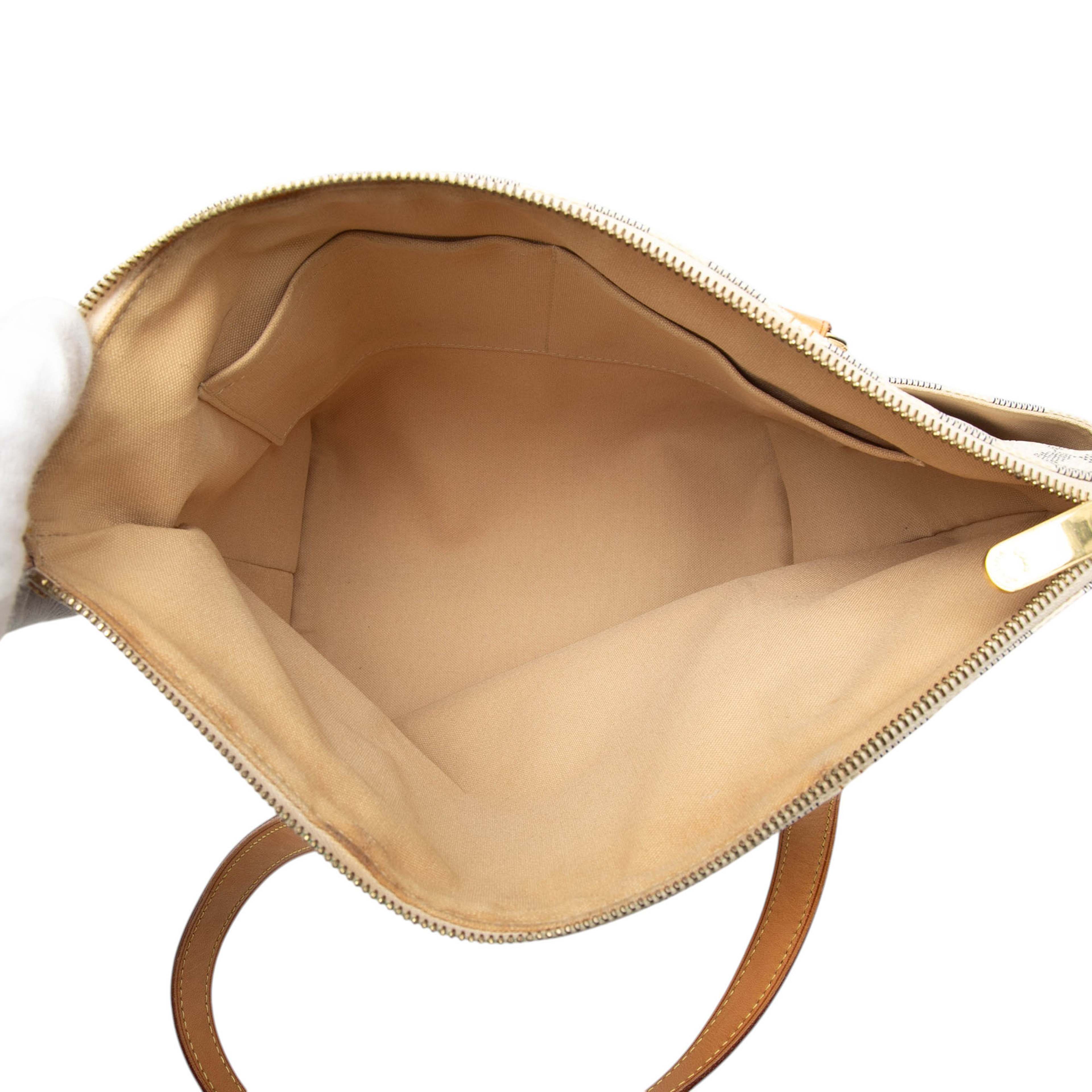 Louis Vuitton Damier Azur Totally Pm, från Luxclusif, i färgen white. Klicka för att öppna bilden i stort format