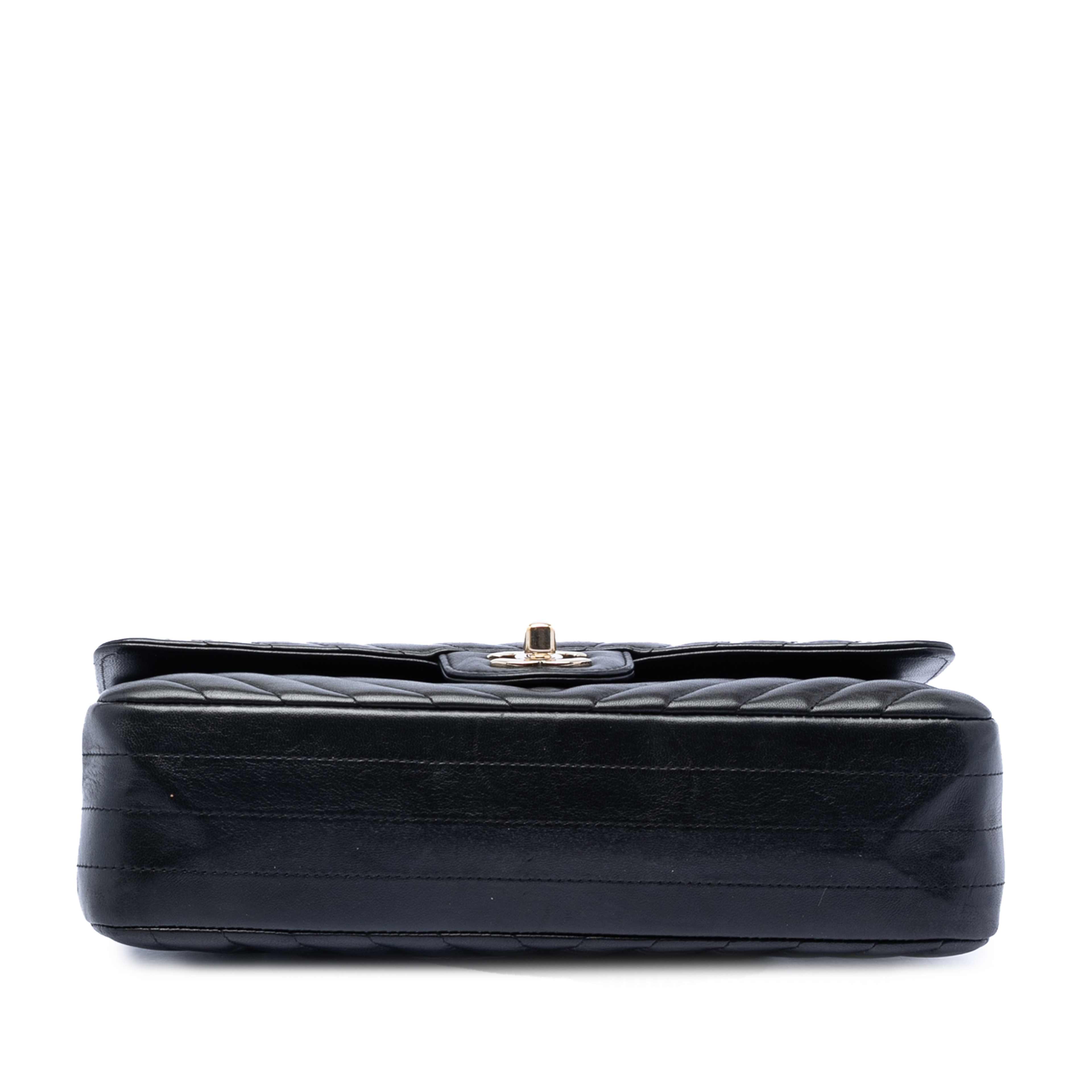 Chanel Medium Classic Chevron Lambskin Double Flap, från Luxclusif, i färgen black. Klicka för att öppna bilden i stort format