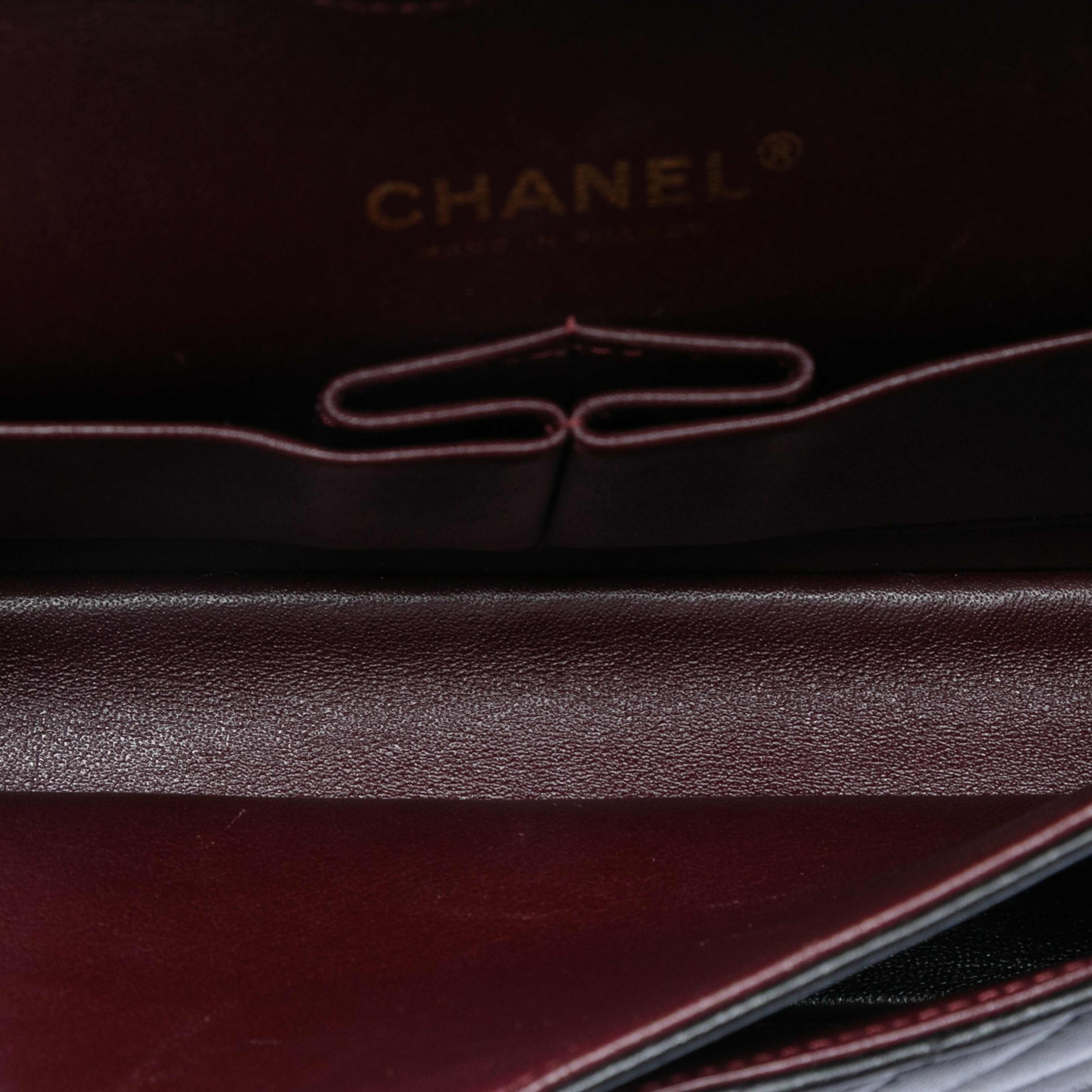 Chanel Medium Classic Chevron Lambskin Double Flap, från Luxclusif, i färgen black. Klicka för att öppna bilden i stort format