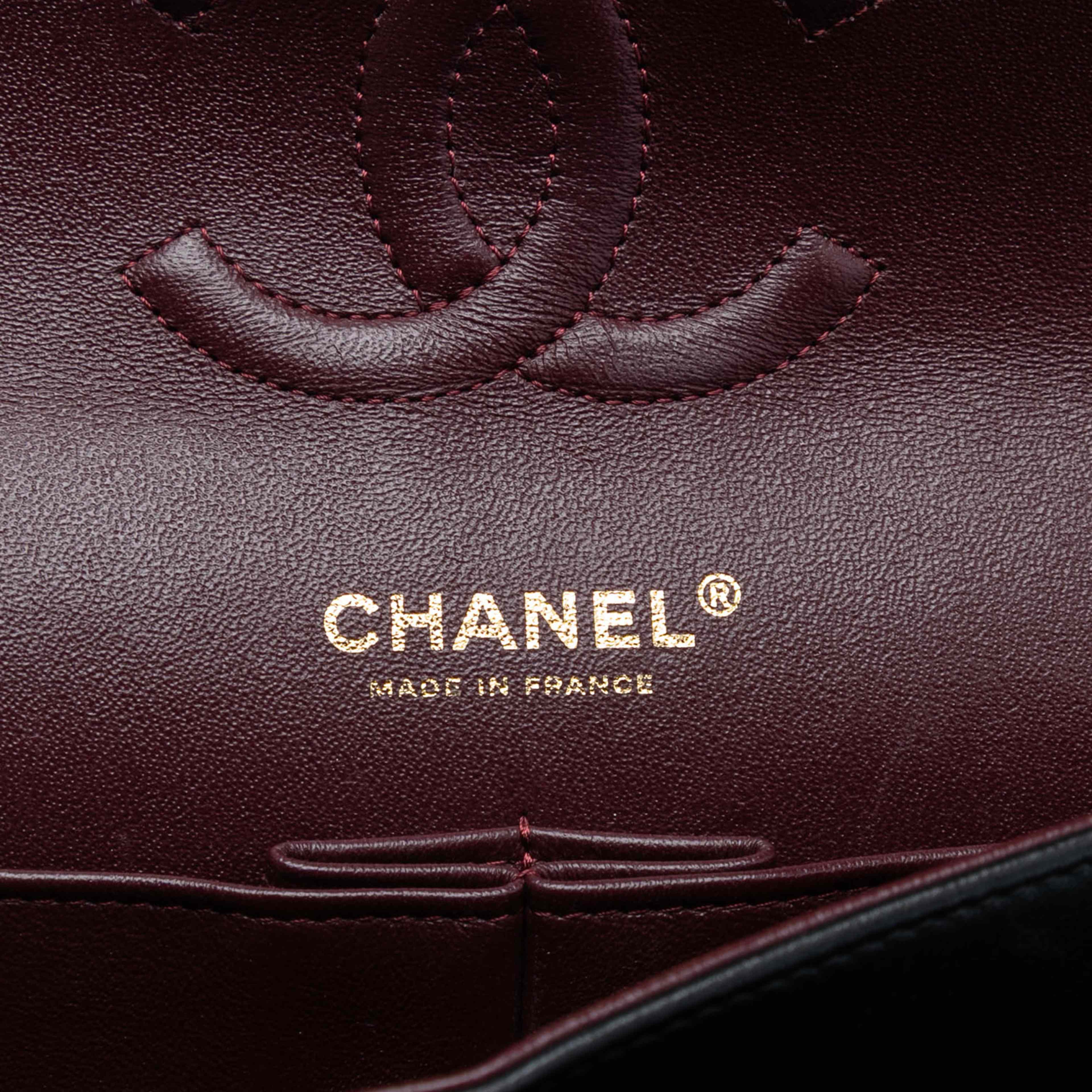 Chanel Medium Classic Chevron Lambskin Double Flap, från Luxclusif, i färgen black. Klicka för att öppna bilden i stort format