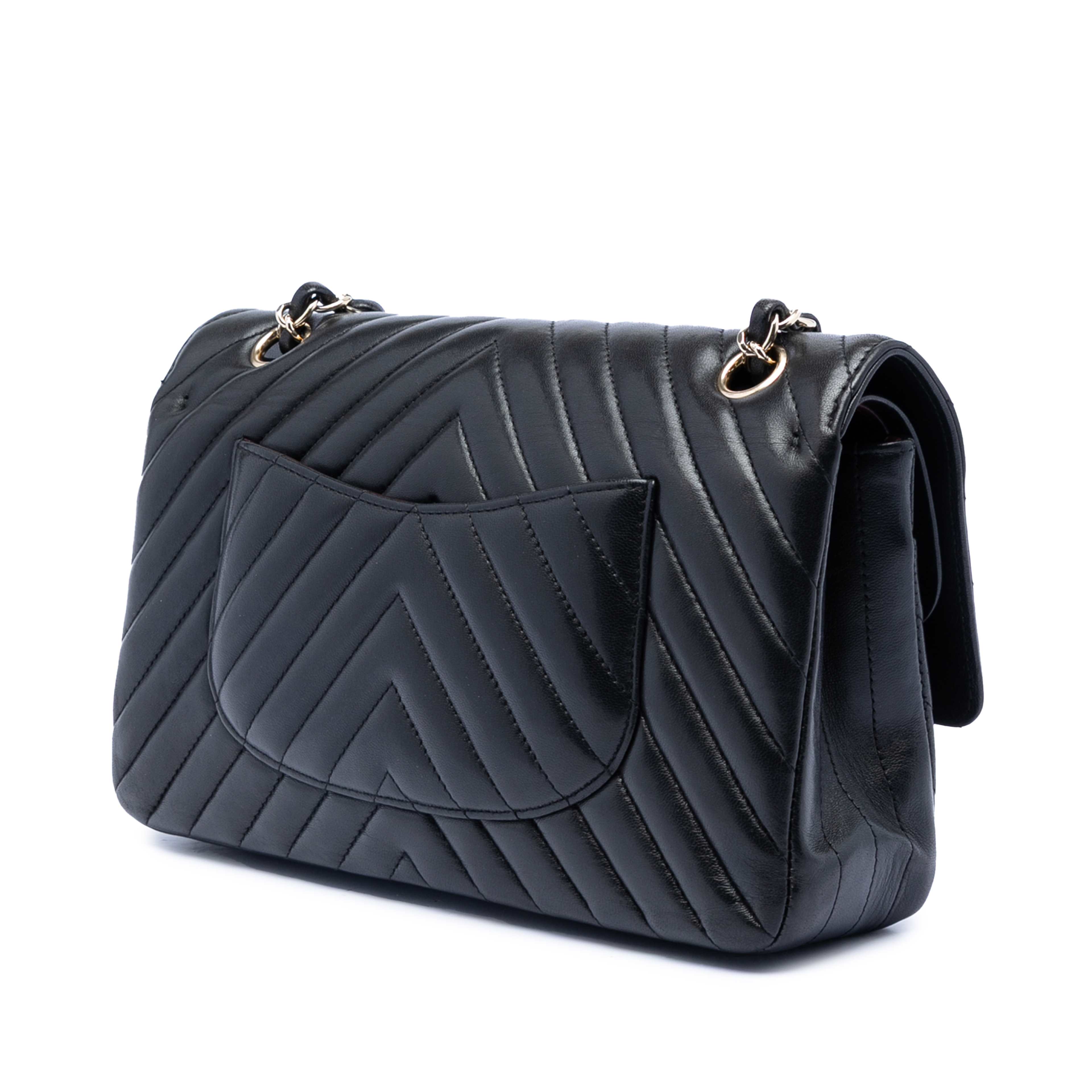 Chanel Medium Classic Chevron Lambskin Double Flap, från Luxclusif, i färgen black. Klicka för att öppna bilden i stort format