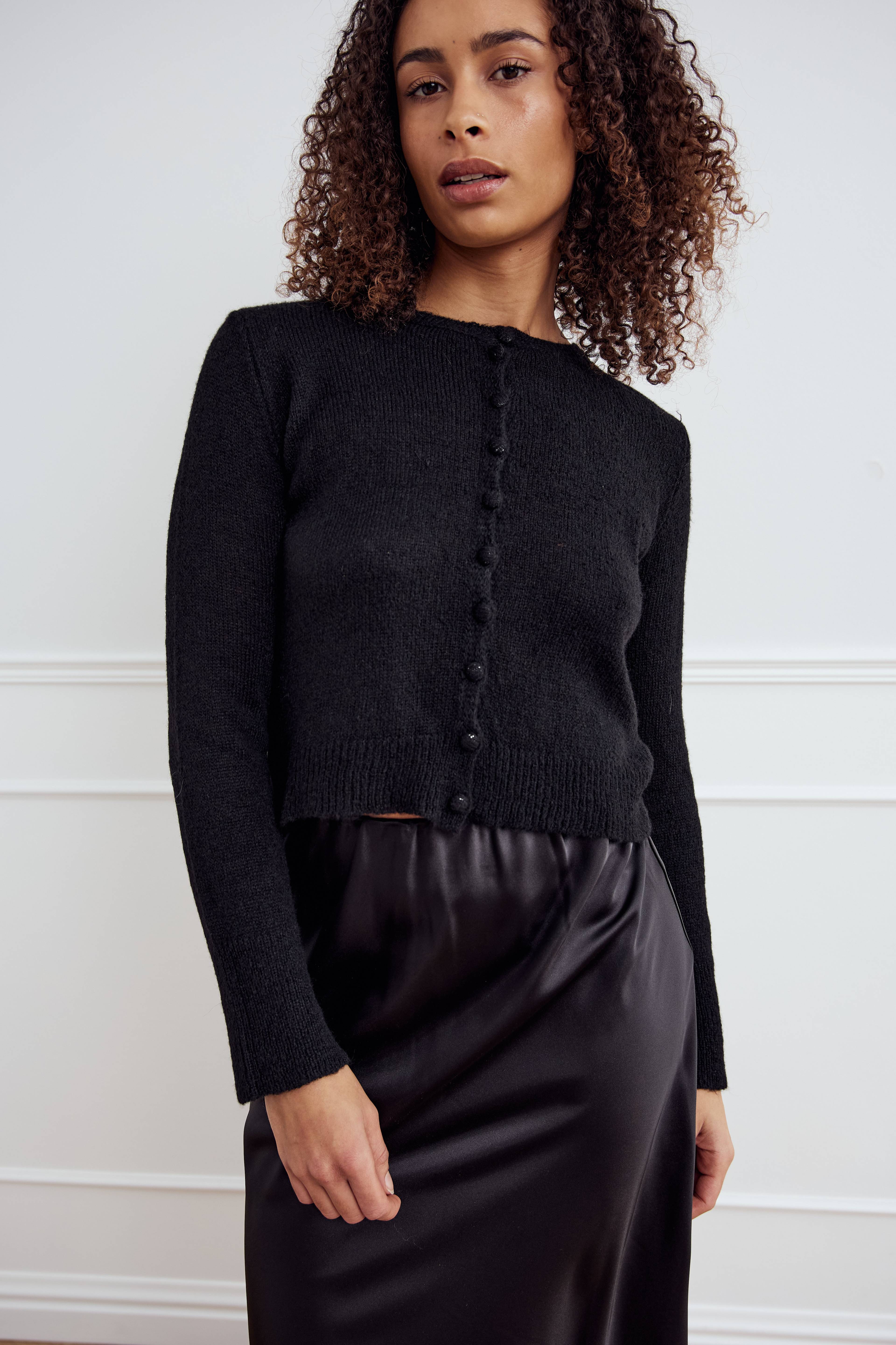 Lya Knit Cardigan - Black, från Noella, i färgen black. Klicka för att öppna bilden i stort format