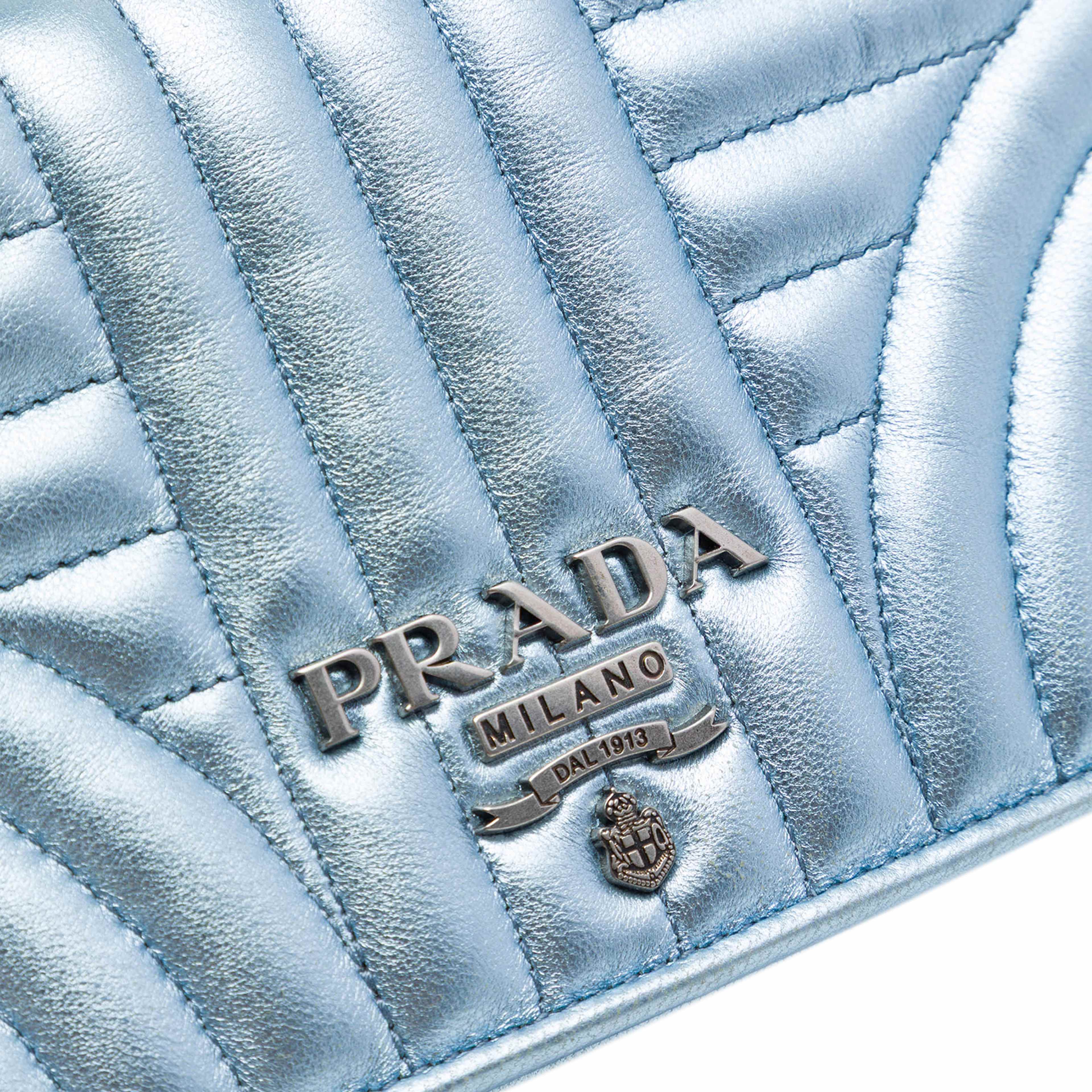 Prada Metallic Soft Calf Impunture Diagramme Wallet On Chain, från Luxclusif, i färgen blå. Klicka för att öppna bilden i stort format