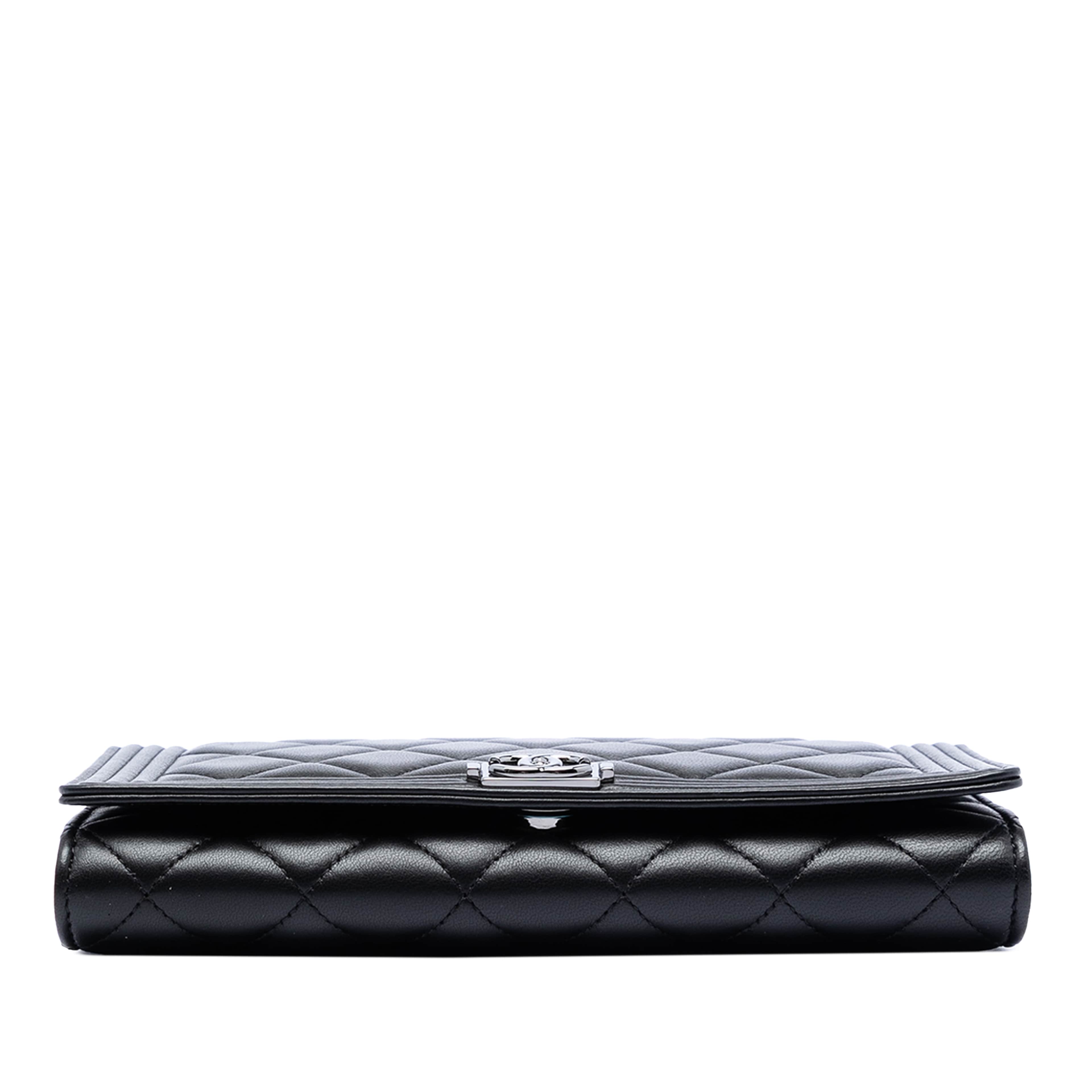 Chanel Quilted Lambskin Boy Wallet On Chain, från Luxclusif, i färgen black. Klicka för att öppna bilden i stort format