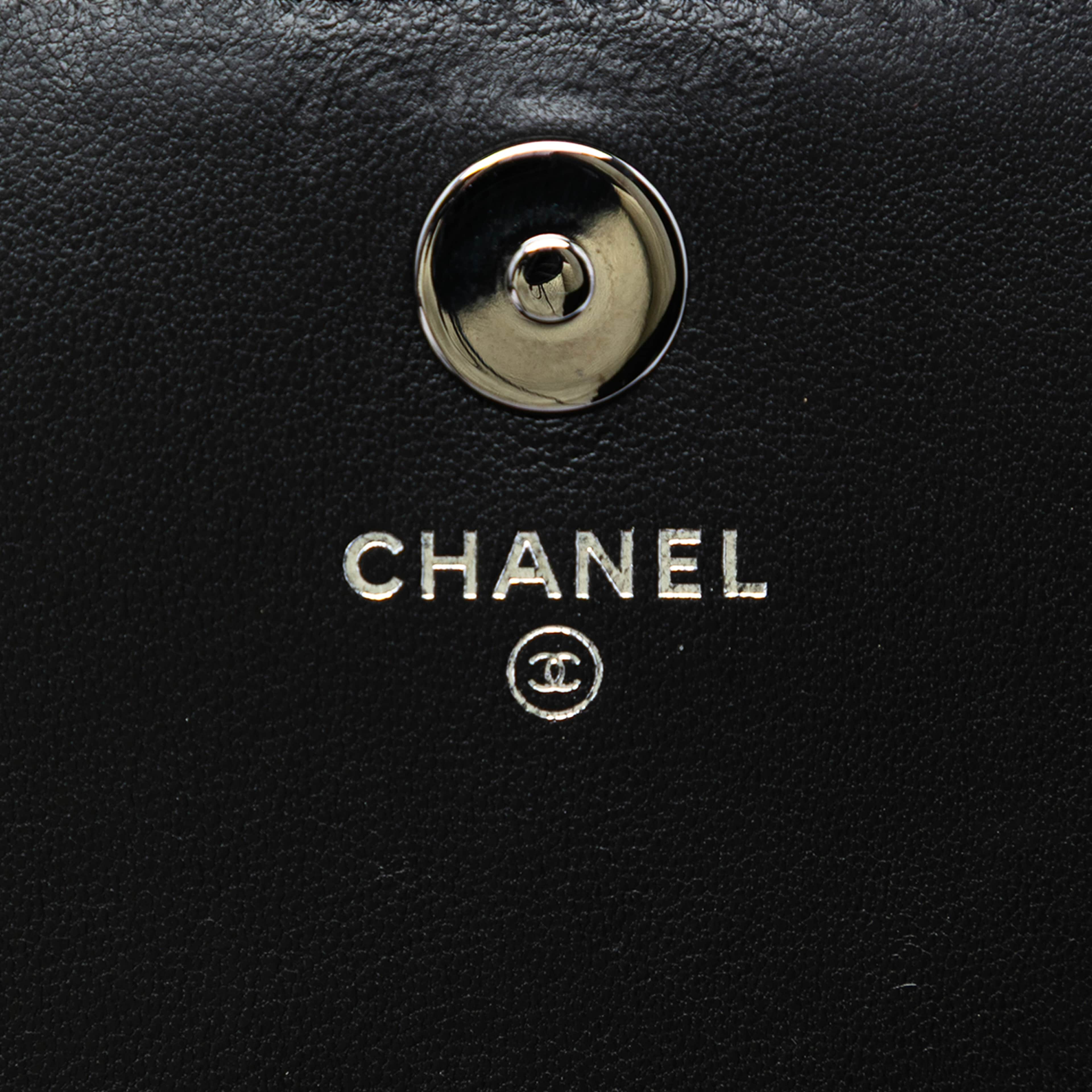 Chanel Quilted Lambskin Boy Wallet On Chain, från Luxclusif, i färgen black. Klicka för att öppna bilden i stort format
