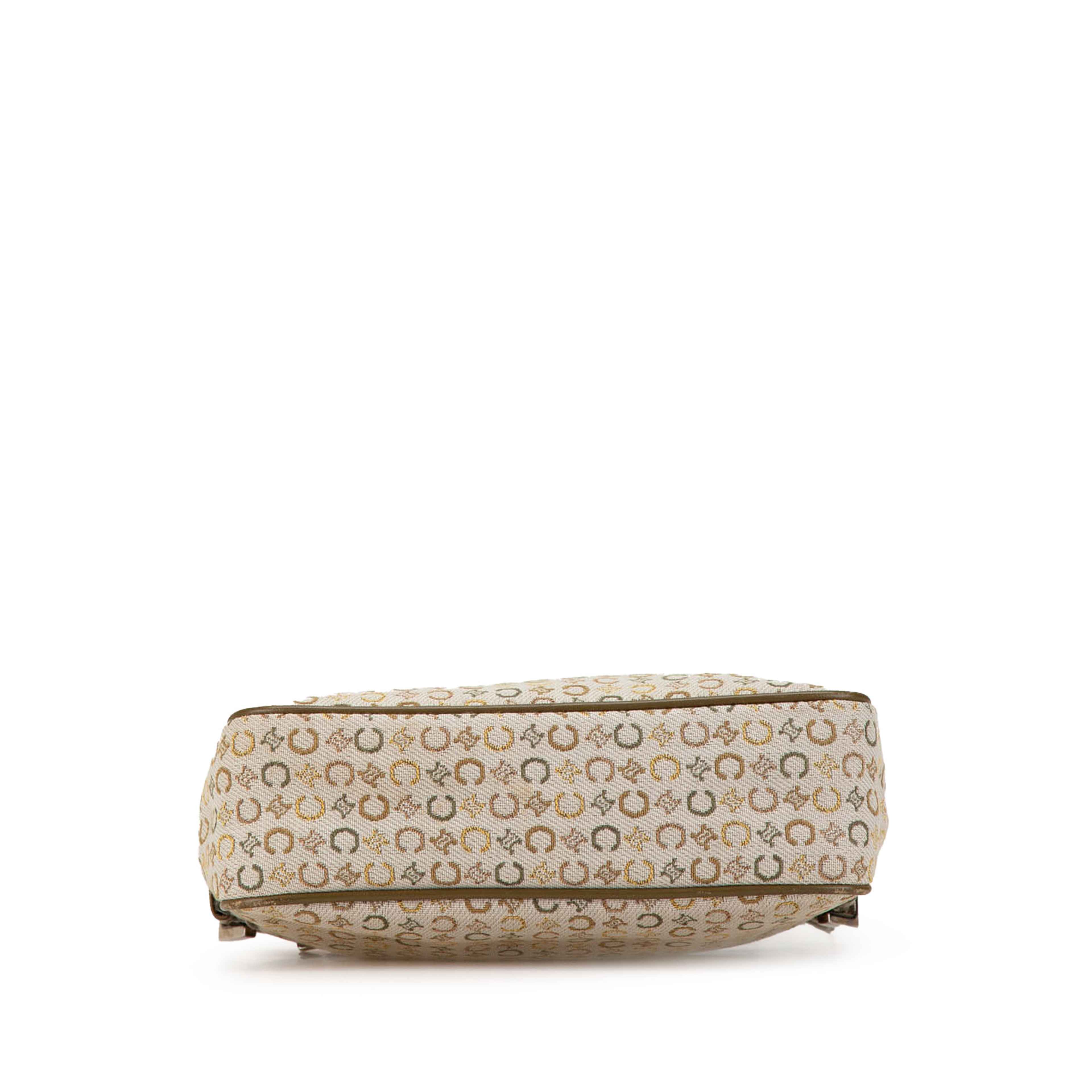 Celine C Macadam Canvas Shoulder Bag, från Luxclusif, i färgen light beige. Klicka för att öppna bilden i stort format