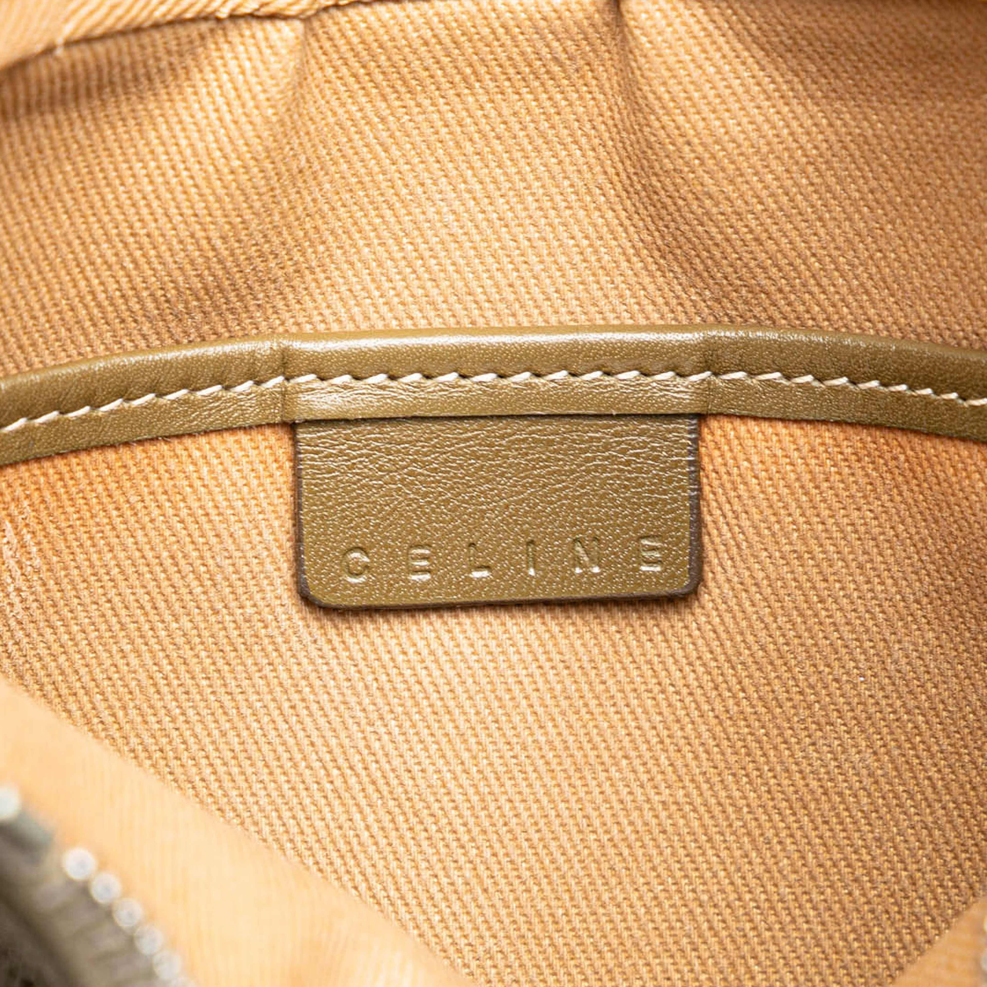 Celine C Macadam Canvas Shoulder Bag, från Luxclusif, i färgen light beige. Klicka för att öppna bilden i stort format