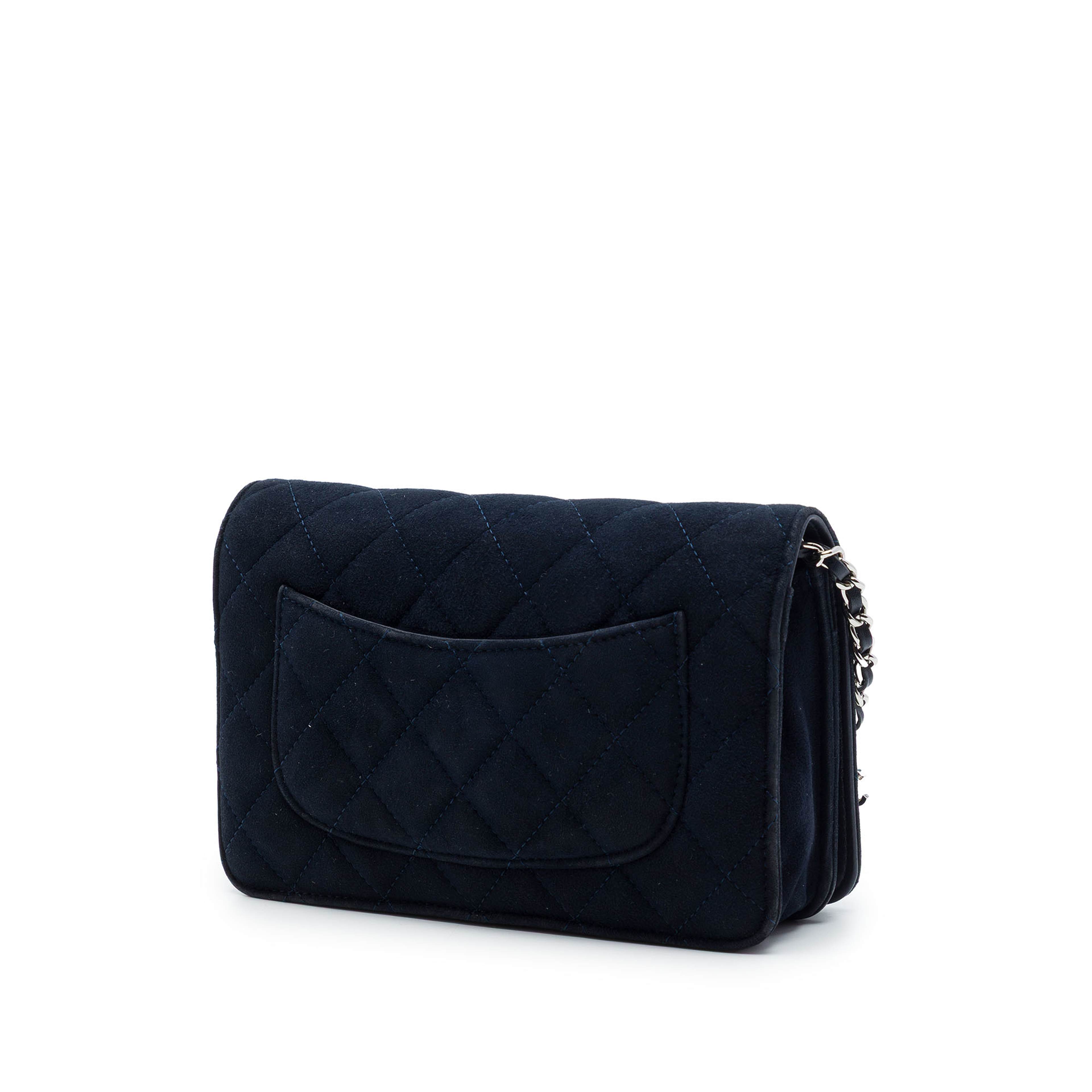 Chanel Quilted Suede Cocostellar Wallet On Chain, från Luxclusif, i färgen blå. Klicka för att öppna bilden i stort format
