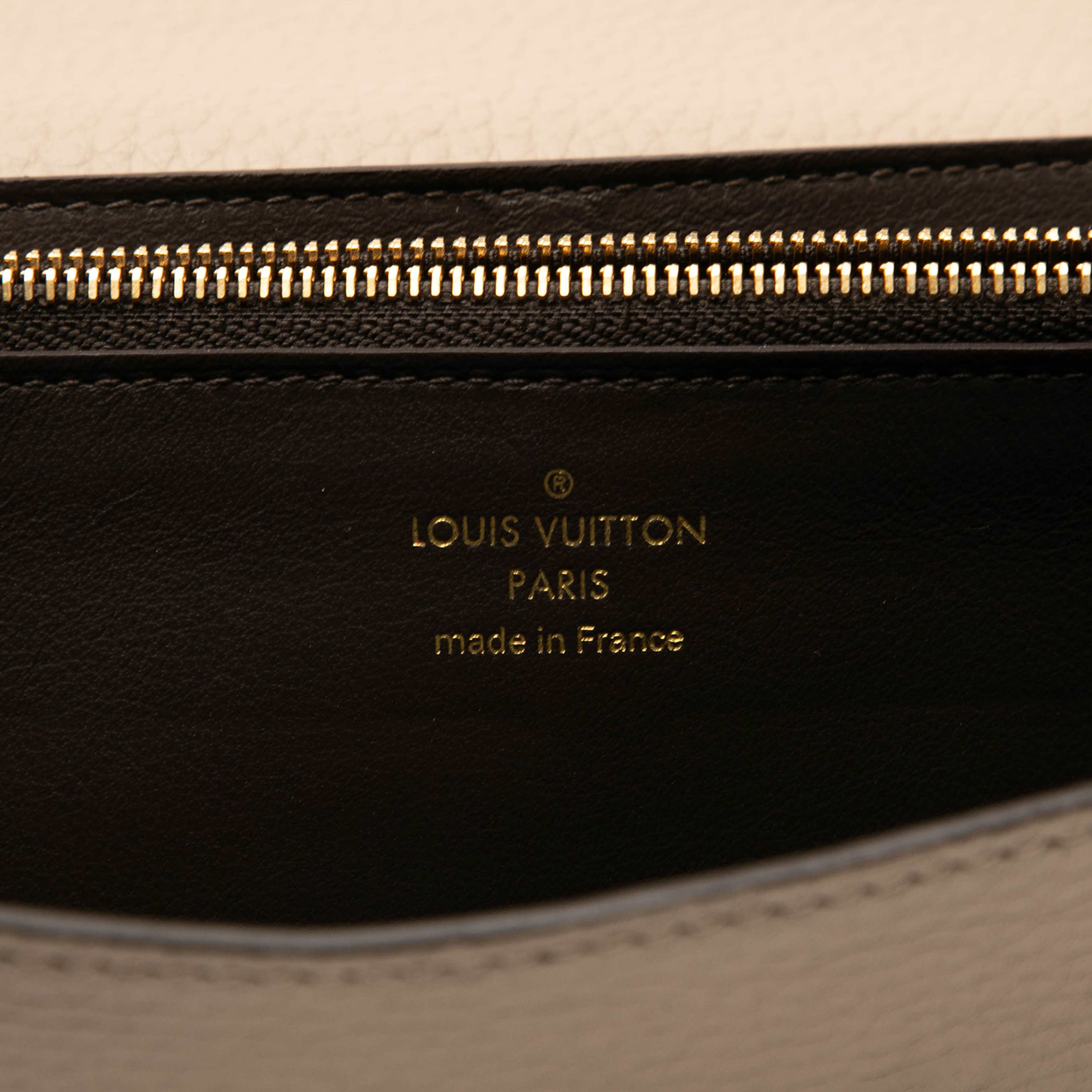 Louis Vuitton Taurillon Capucines Wallet, från Luxclusif, i färgen beige. Klicka för att öppna bilden i stort format