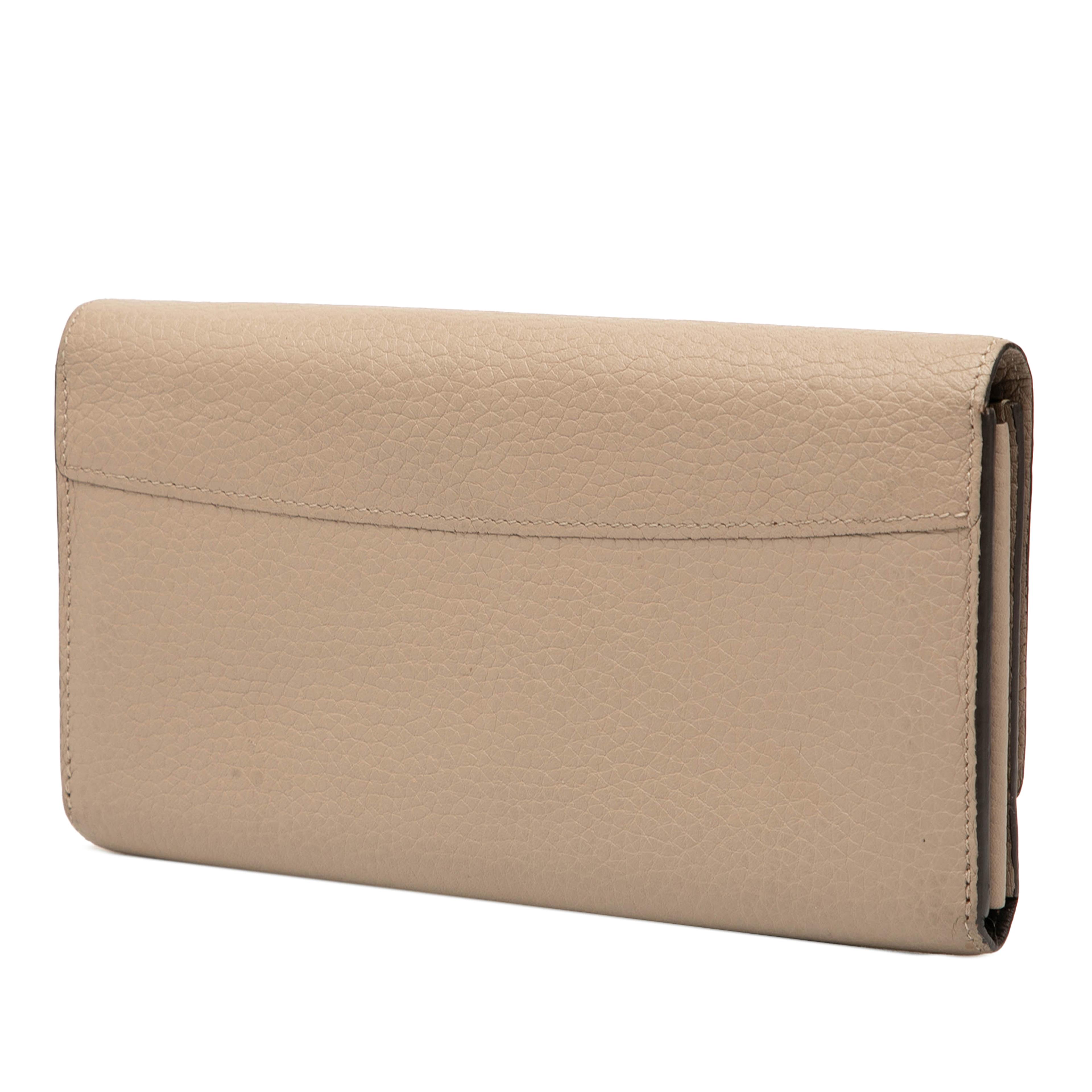 Louis Vuitton Taurillon Capucines Wallet, från Luxclusif, i färgen beige. Klicka för att öppna bilden i stort format