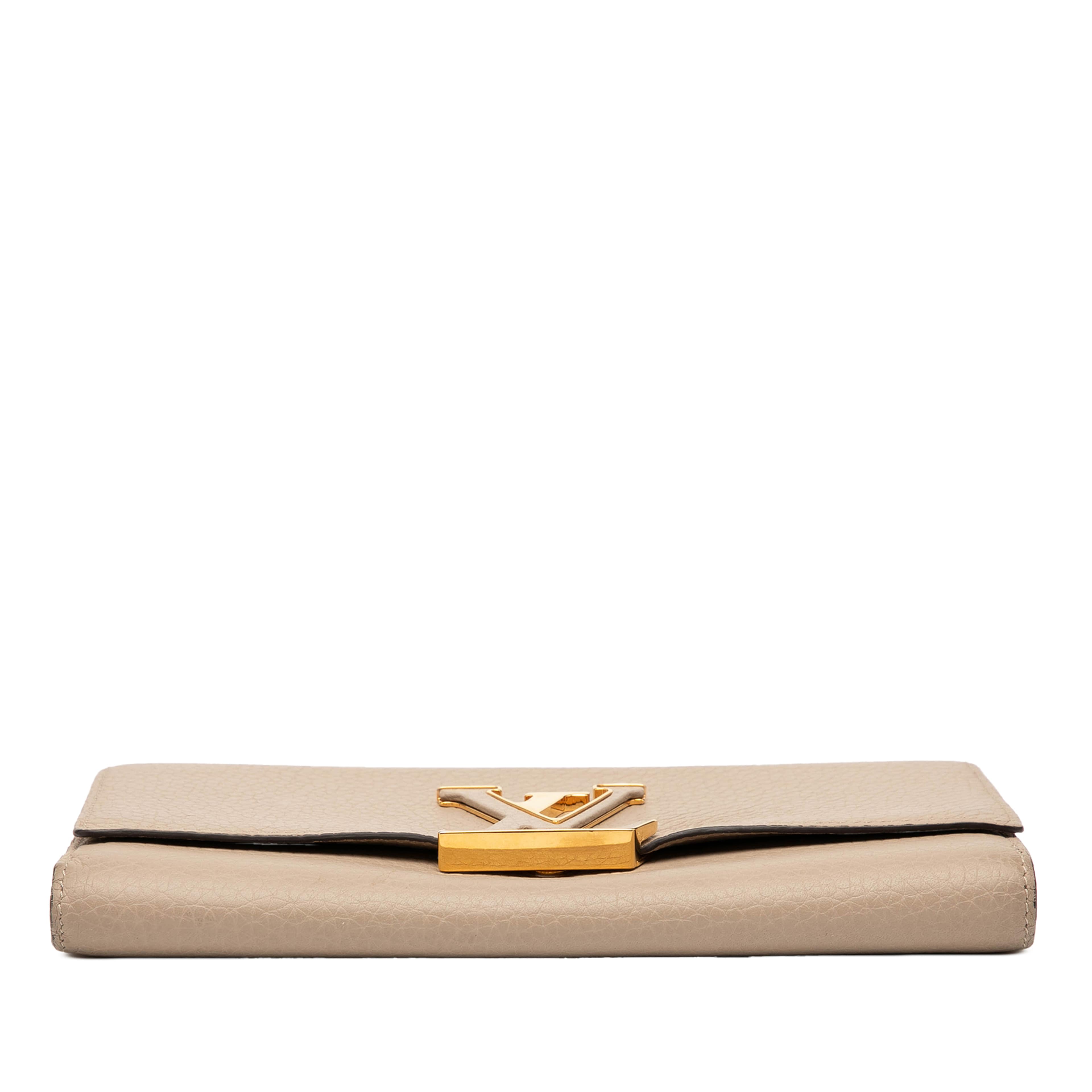 Louis Vuitton Taurillon Capucines Wallet, från Luxclusif, i färgen beige. Klicka för att öppna bilden i stort format