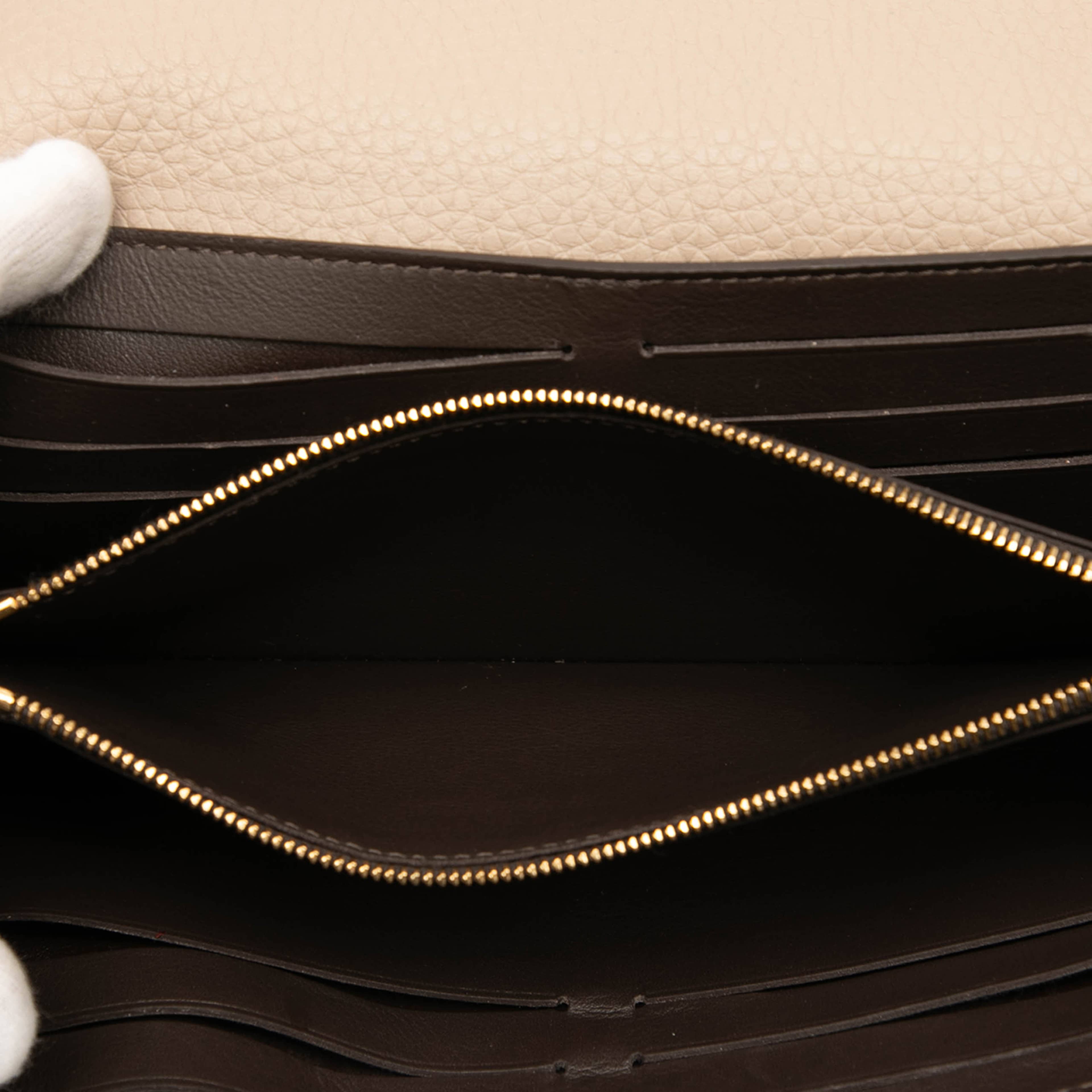 Louis Vuitton Taurillon Capucines Wallet, från Luxclusif, i färgen beige. Klicka för att öppna bilden i stort format