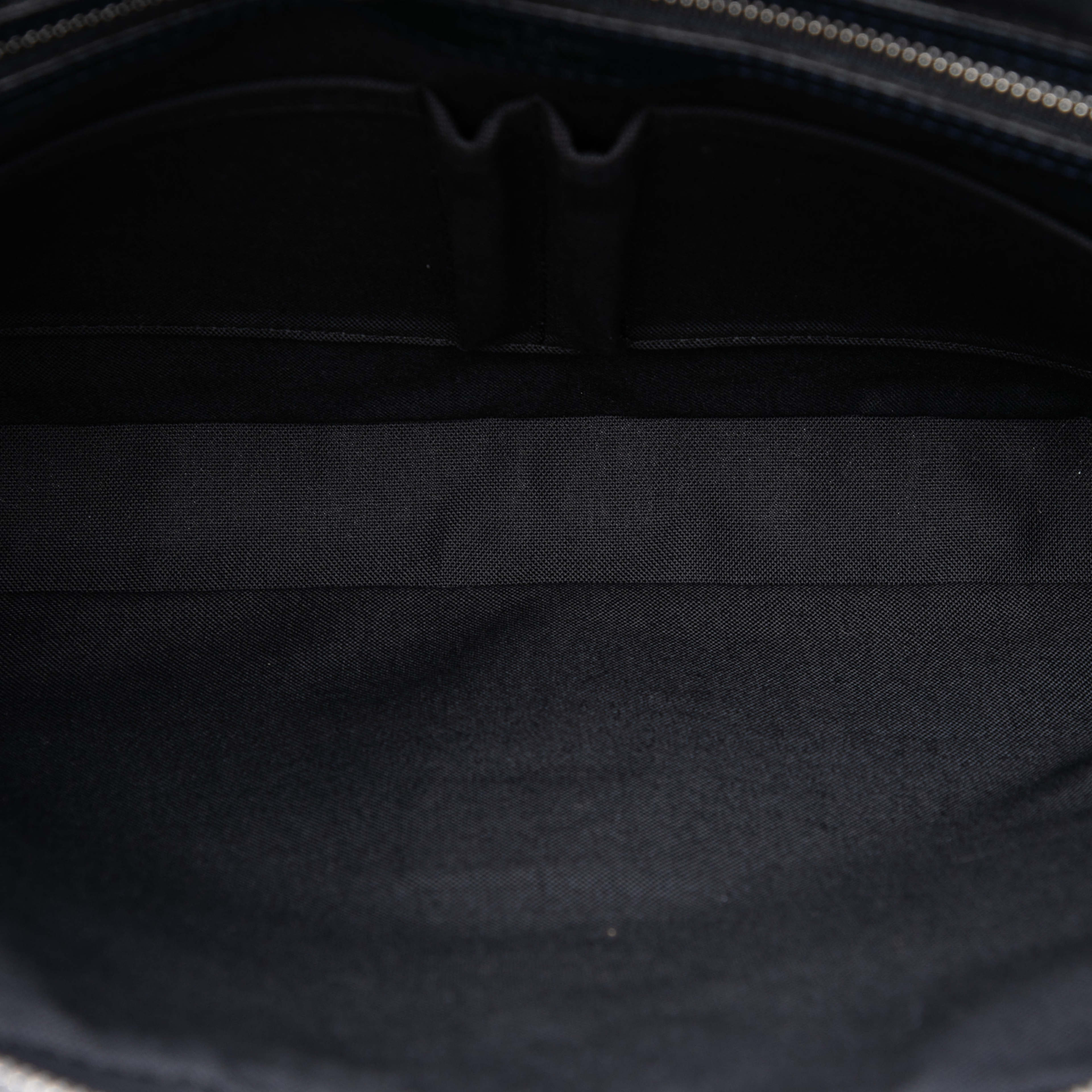 Louis Vuitton Taiga Vassili Pm, från Luxclusif, i färgen blå. Klicka för att öppna bilden i stort format