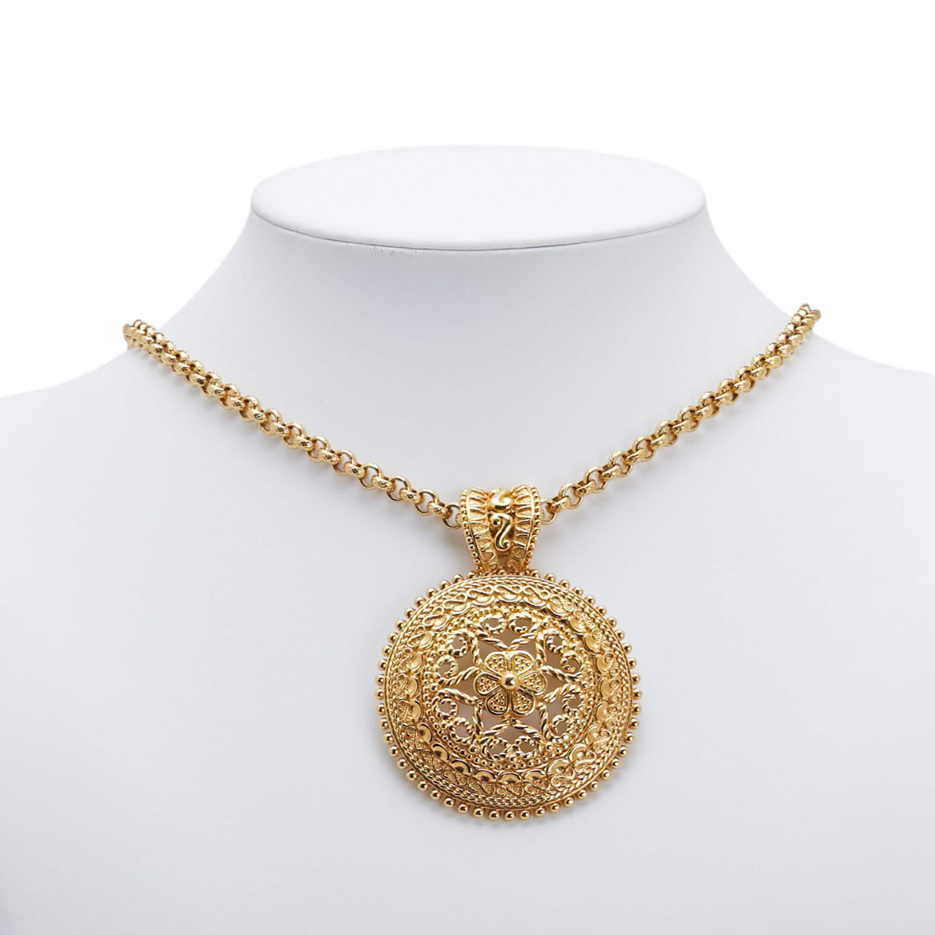 Dior Gold Plated Filigree Pendant Necklace, från Luxclusif, i färgen gold. Klicka för att öppna bilden i stort format