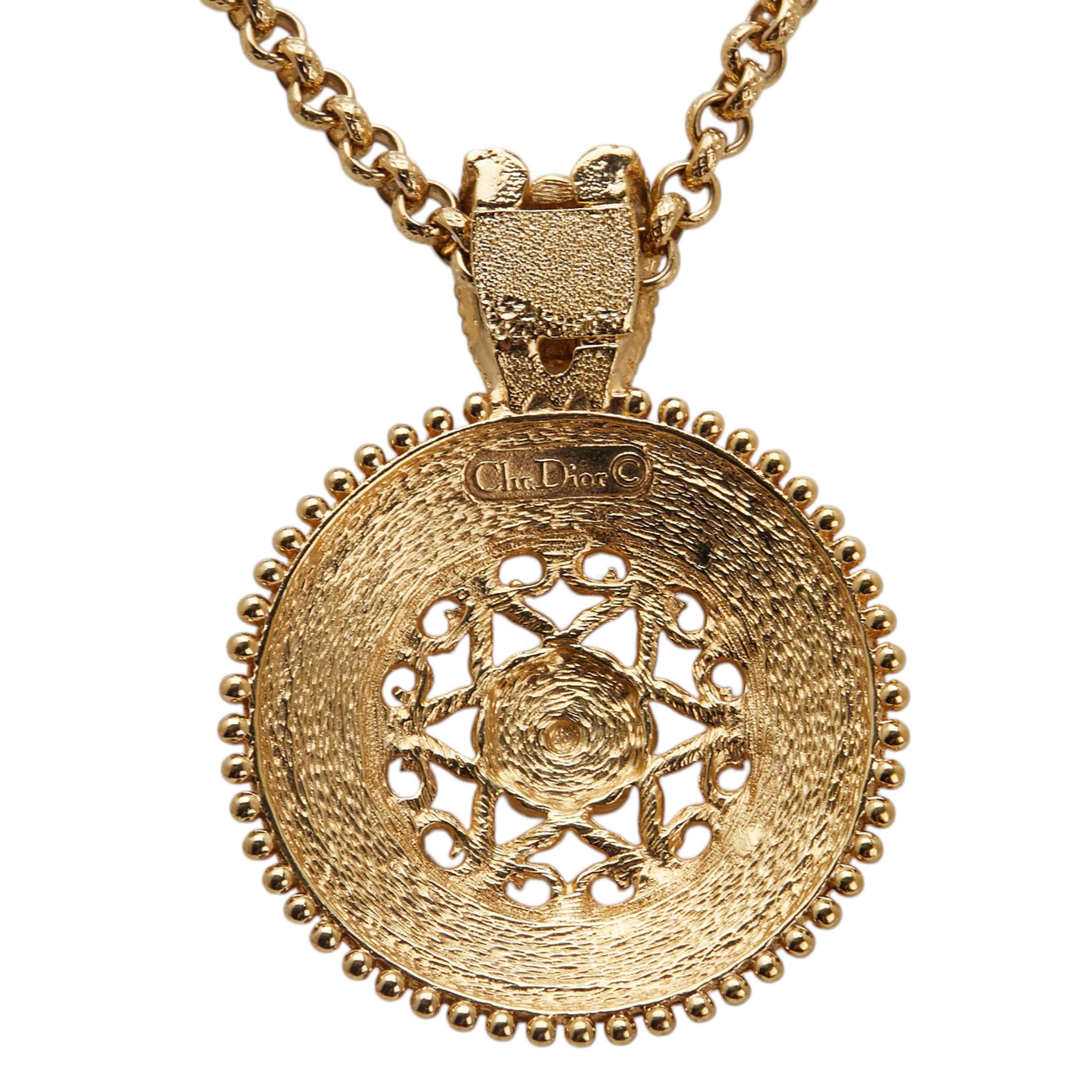 Dior Gold Plated Filigree Pendant Necklace, från Luxclusif, i färgen gold. Klicka för att öppna bilden i stort format