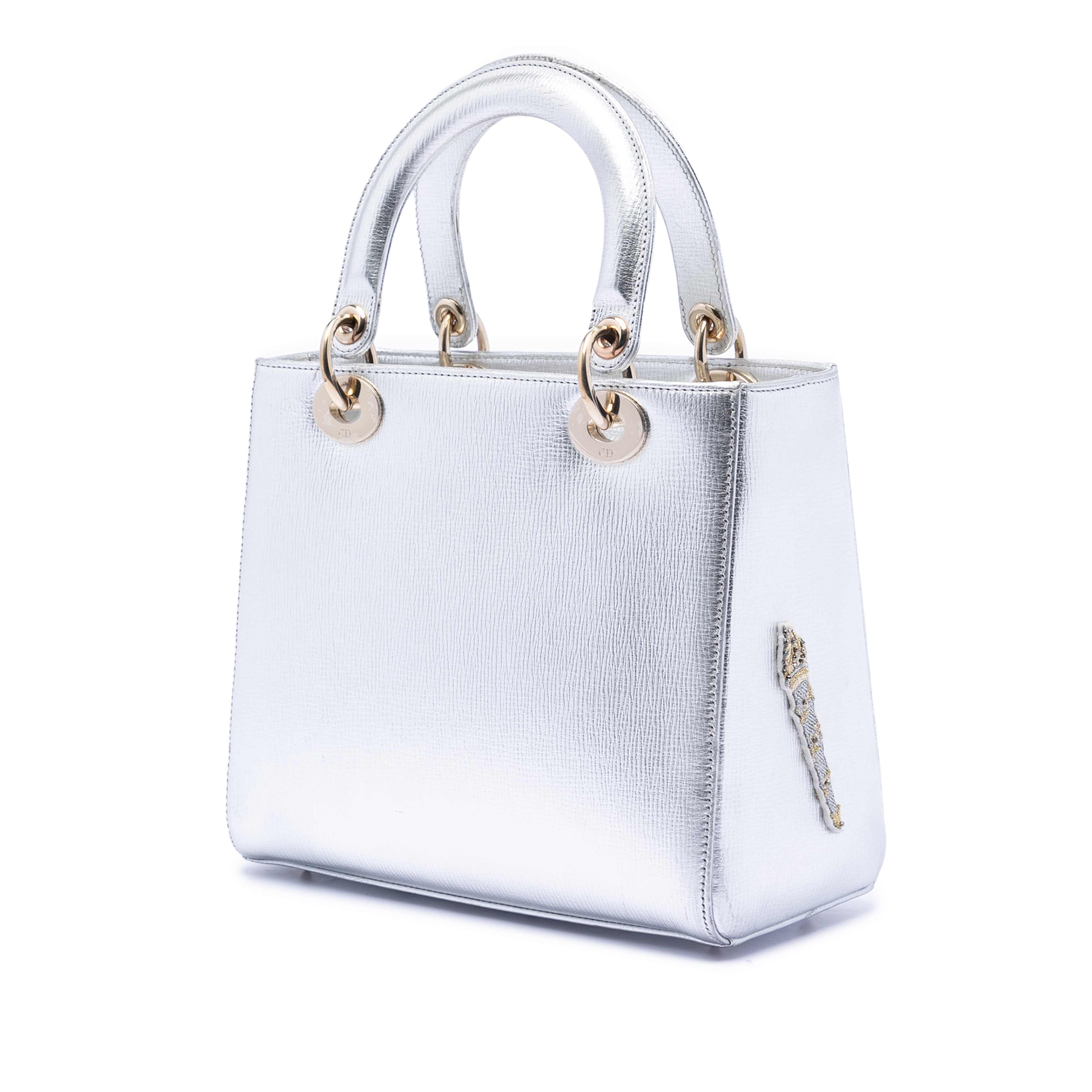 Dior Medium Calfskin Patch Embellished Lady Dior, från Luxclusif, i färgen silver. Klicka för att öppna bilden i stort format