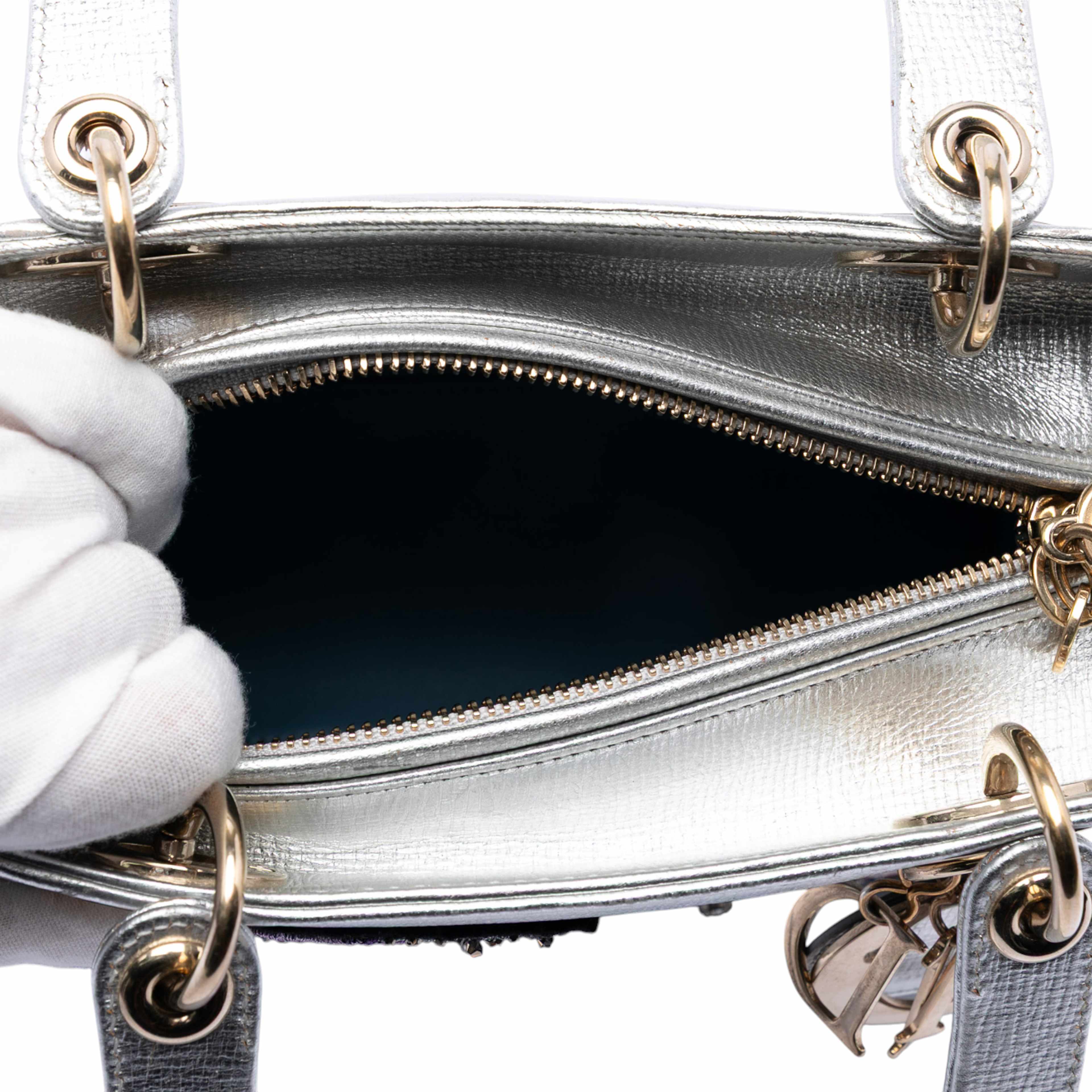 Dior Medium Calfskin Patch Embellished Lady Dior, från Luxclusif, i färgen silver. Klicka för att öppna bilden i stort format