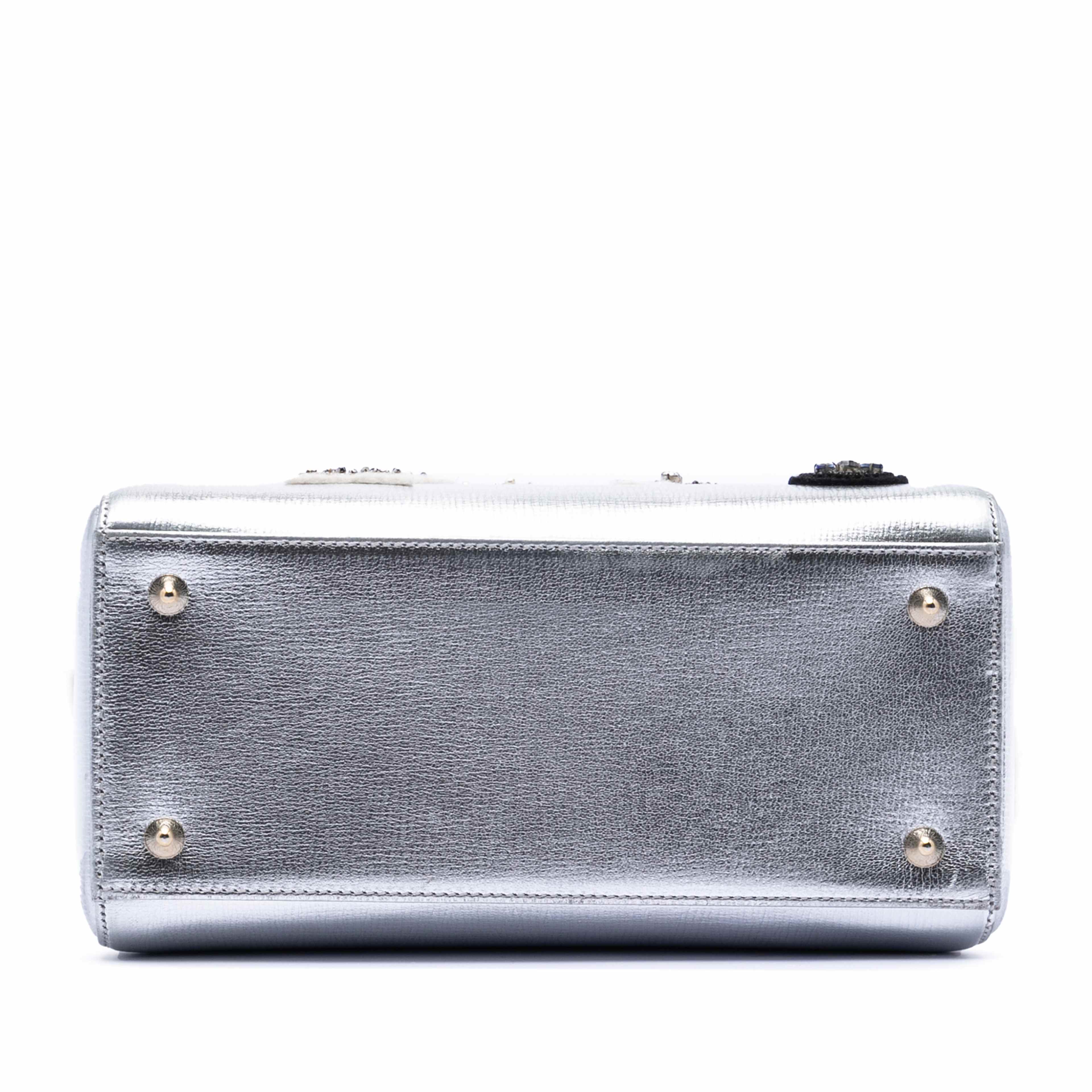 Dior Medium Calfskin Patch Embellished Lady Dior, från Luxclusif, i färgen silver. Klicka för att öppna bilden i stort format