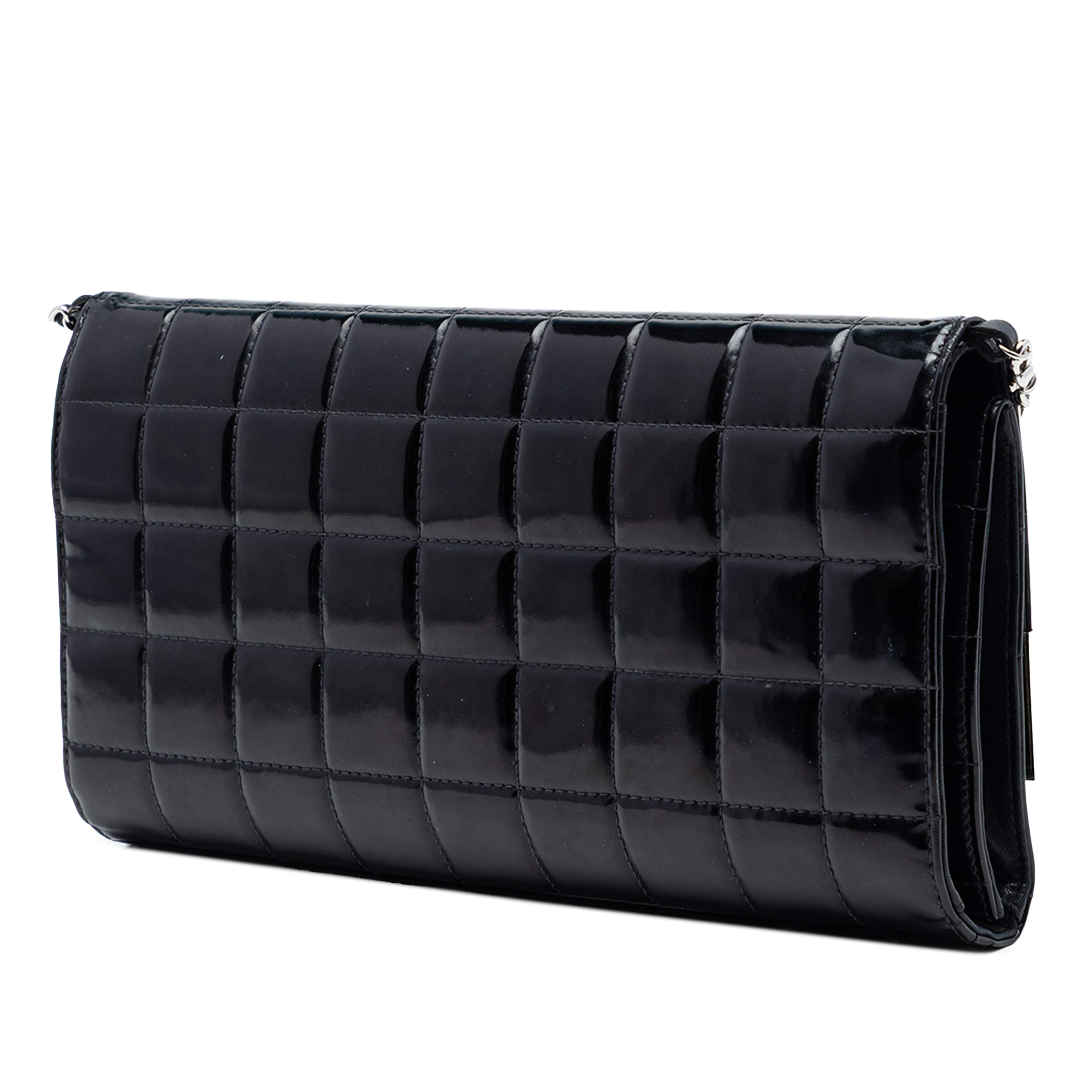 Chanel Cc Chocolate Bar Patent Clutch On Chain, från Luxclusif, i färgen svart. Klicka för att öppna bilden i stort format