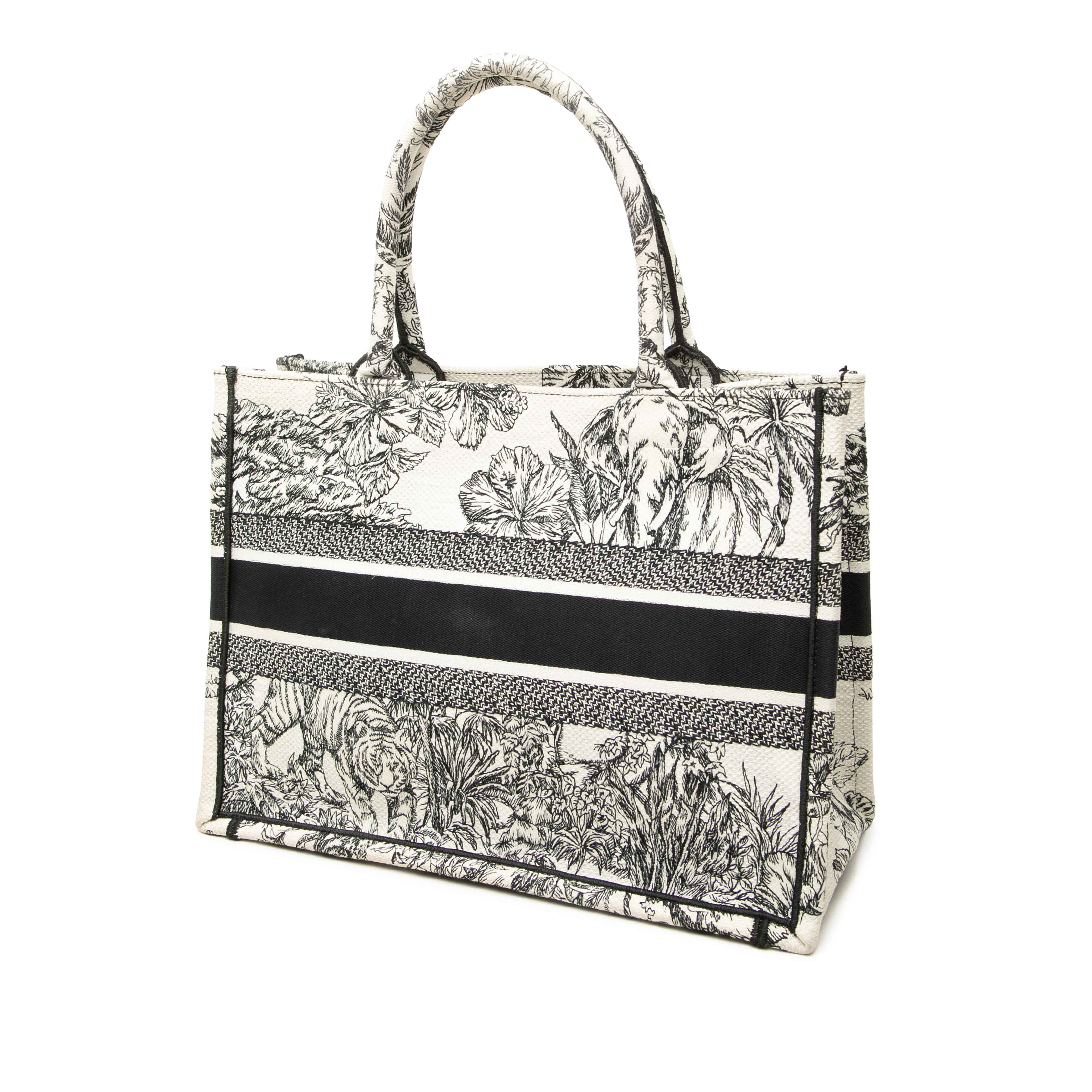 Dior Medium Embroidered Canvas Toile De Jouy Book Tote, från Luxclusif, i färgen vit. Klicka för att öppna bilden i stort format