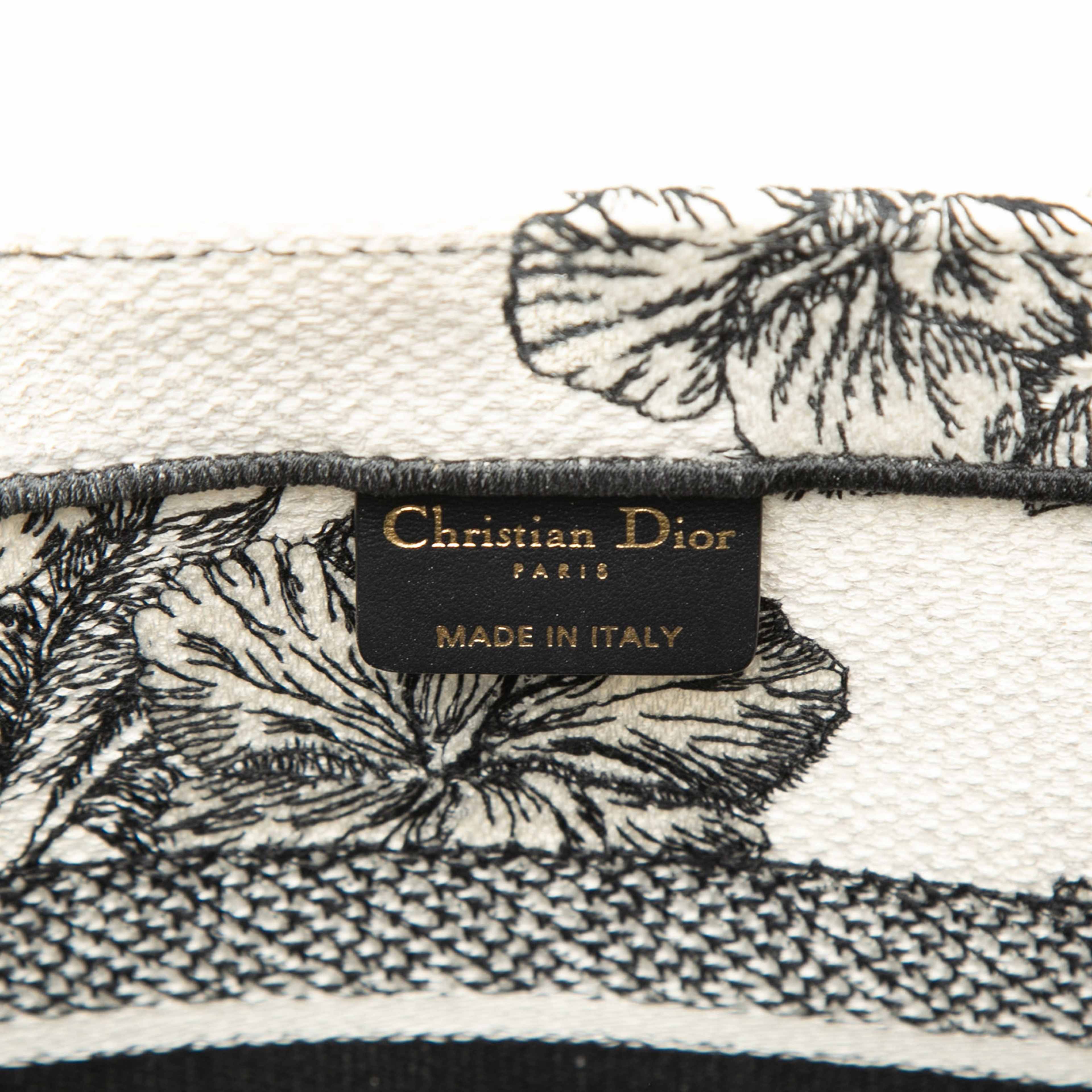 Dior Medium Embroidered Canvas Toile De Jouy Book Tote, från Luxclusif, i färgen vit. Klicka för att öppna bilden i stort format