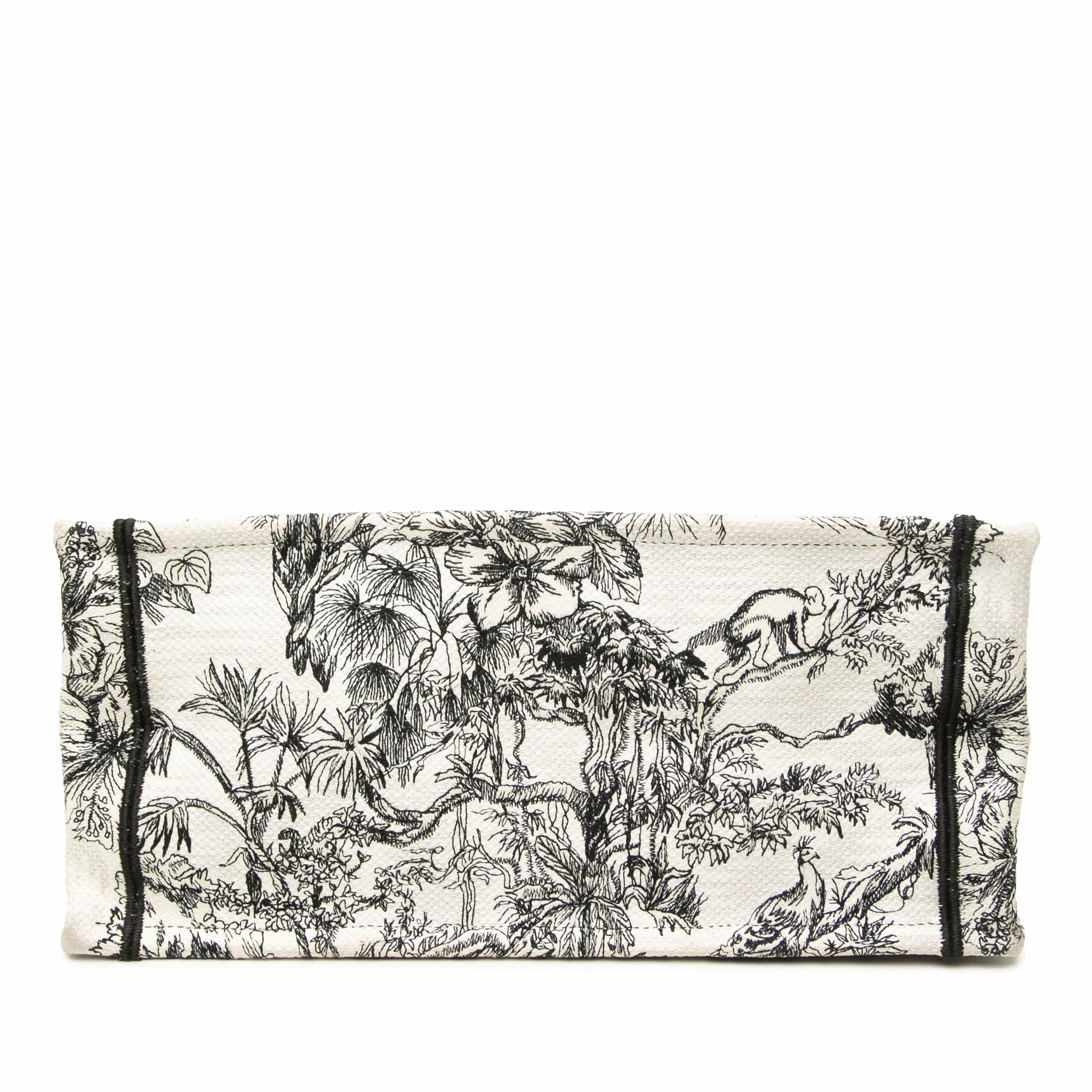 Dior Medium Embroidered Canvas Toile De Jouy Book Tote, från Luxclusif, i färgen vit. Klicka för att öppna bilden i stort format