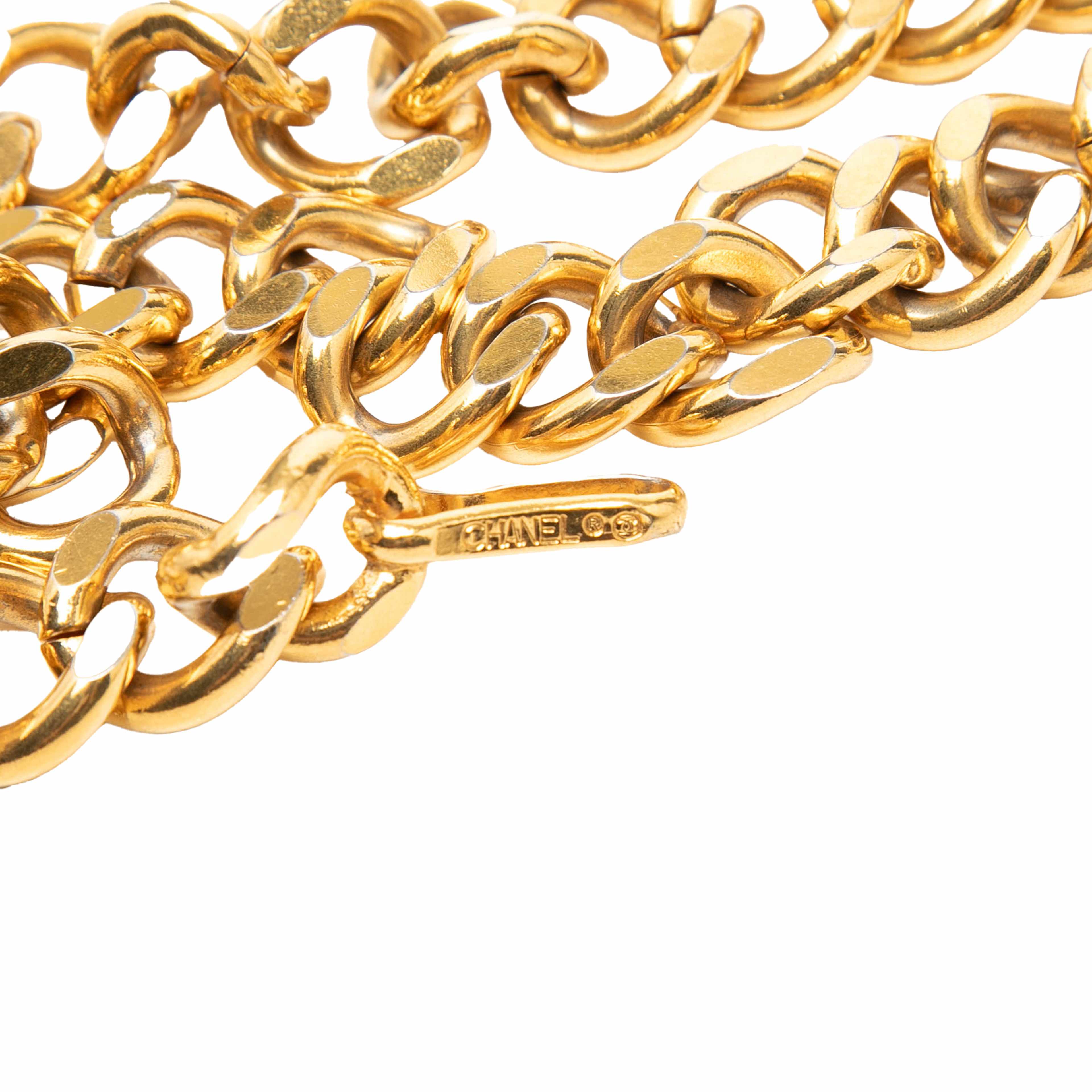 Chanel Gold Plated Logo Plate Chain Belt, från Luxclusif, i färgen gold. Klicka för att öppna bilden i stort format