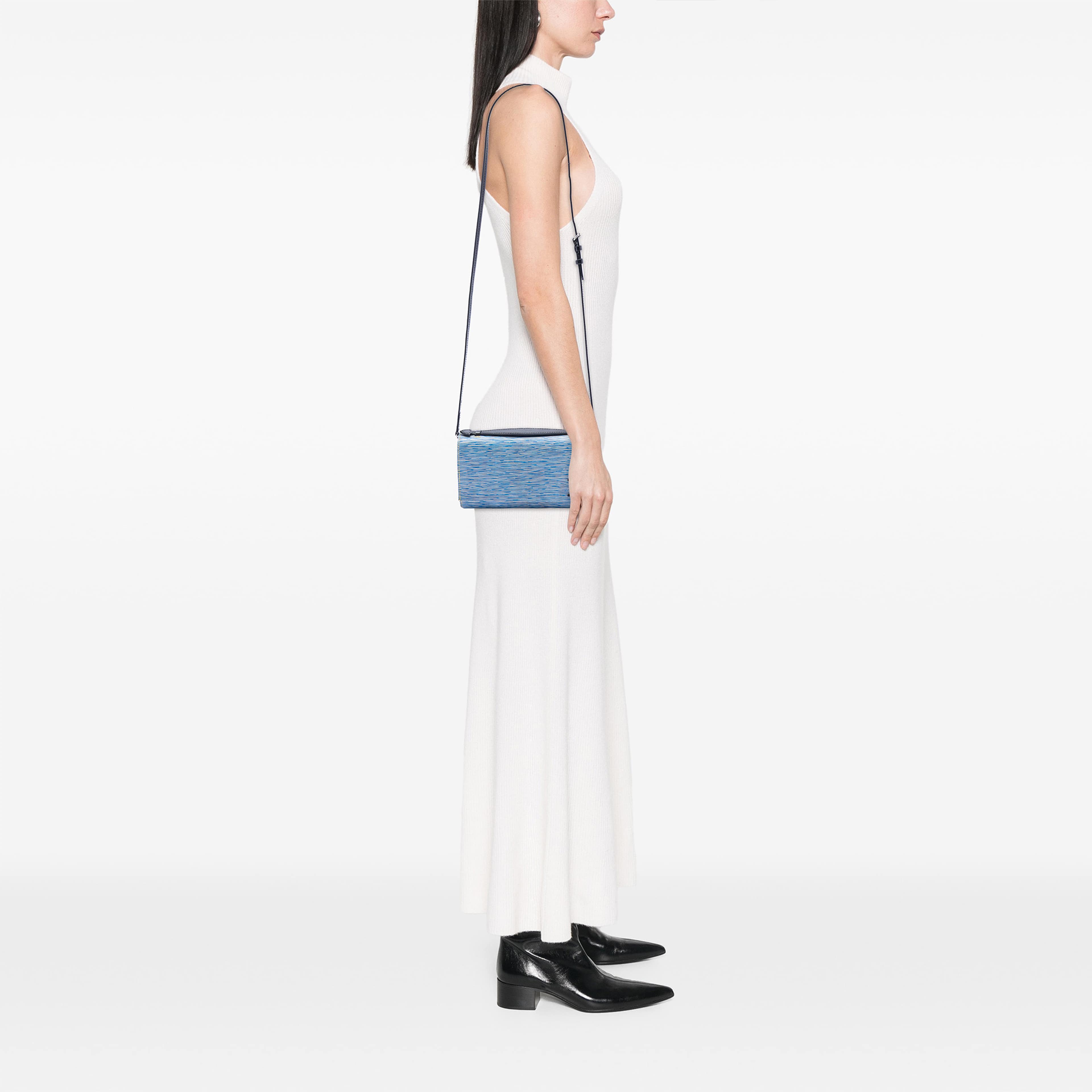 Louis Vuitton Epi Denim Clery, från Luxclusif, i färgen blå. Klicka för att öppna bilden i stort format
