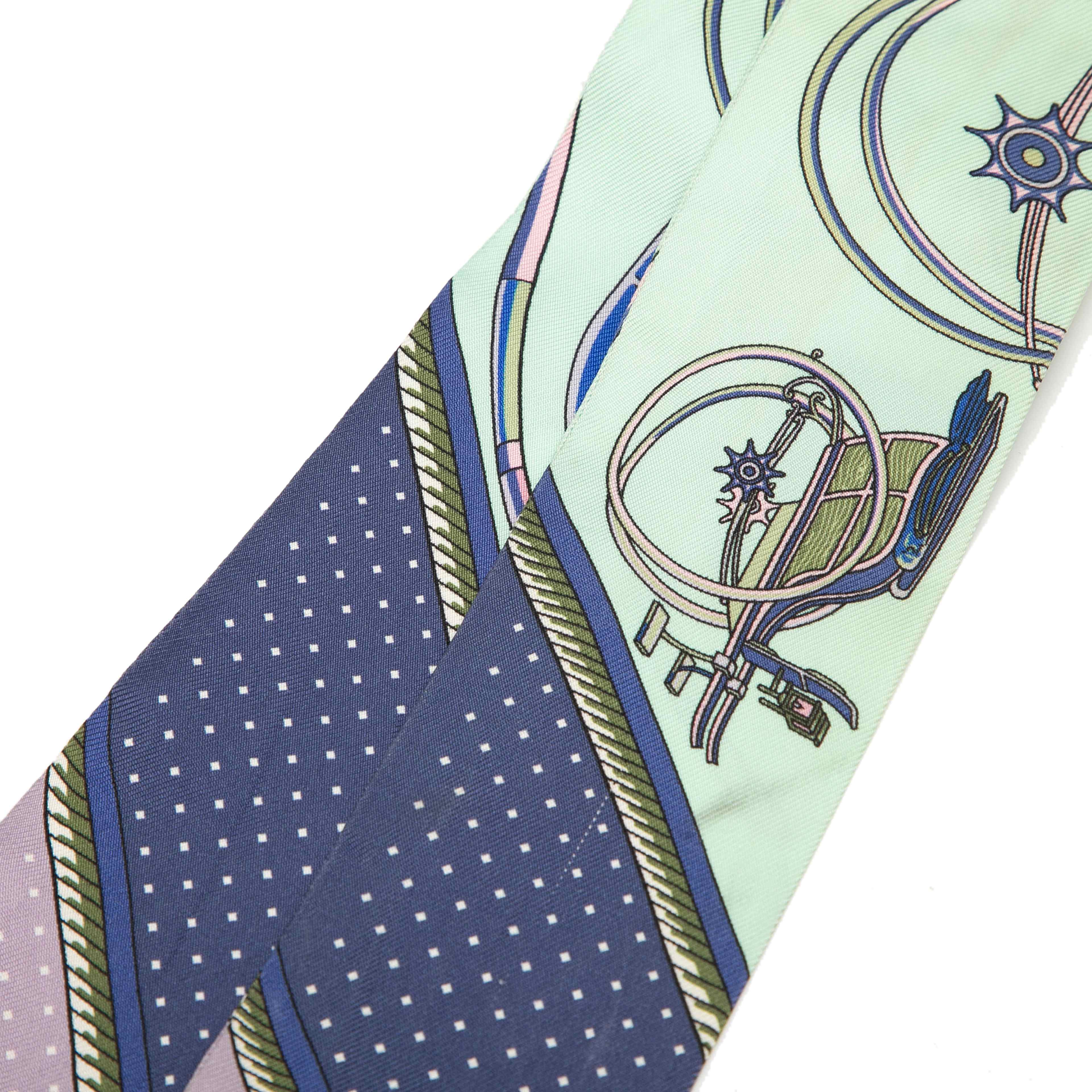 Hermès Les Voitures A Transformation Silk Twilly Scarf, från Luxclusif, i färgen blue. Klicka för att öppna bilden i stort format