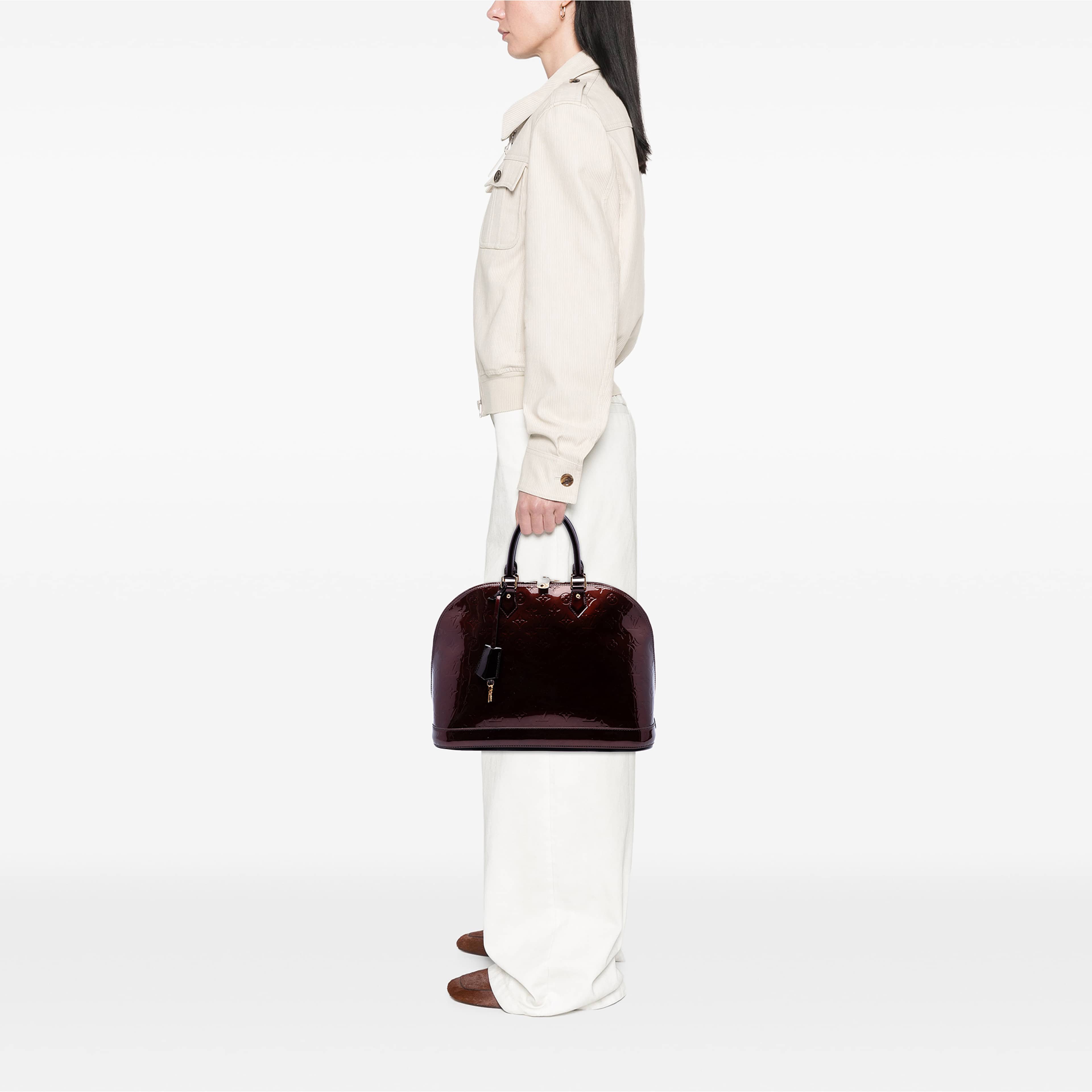 Louis Vuitton Monogram Vernis Alma Gm, från Luxclusif, i färgen purpur. Klicka för att öppna bilden i stort format