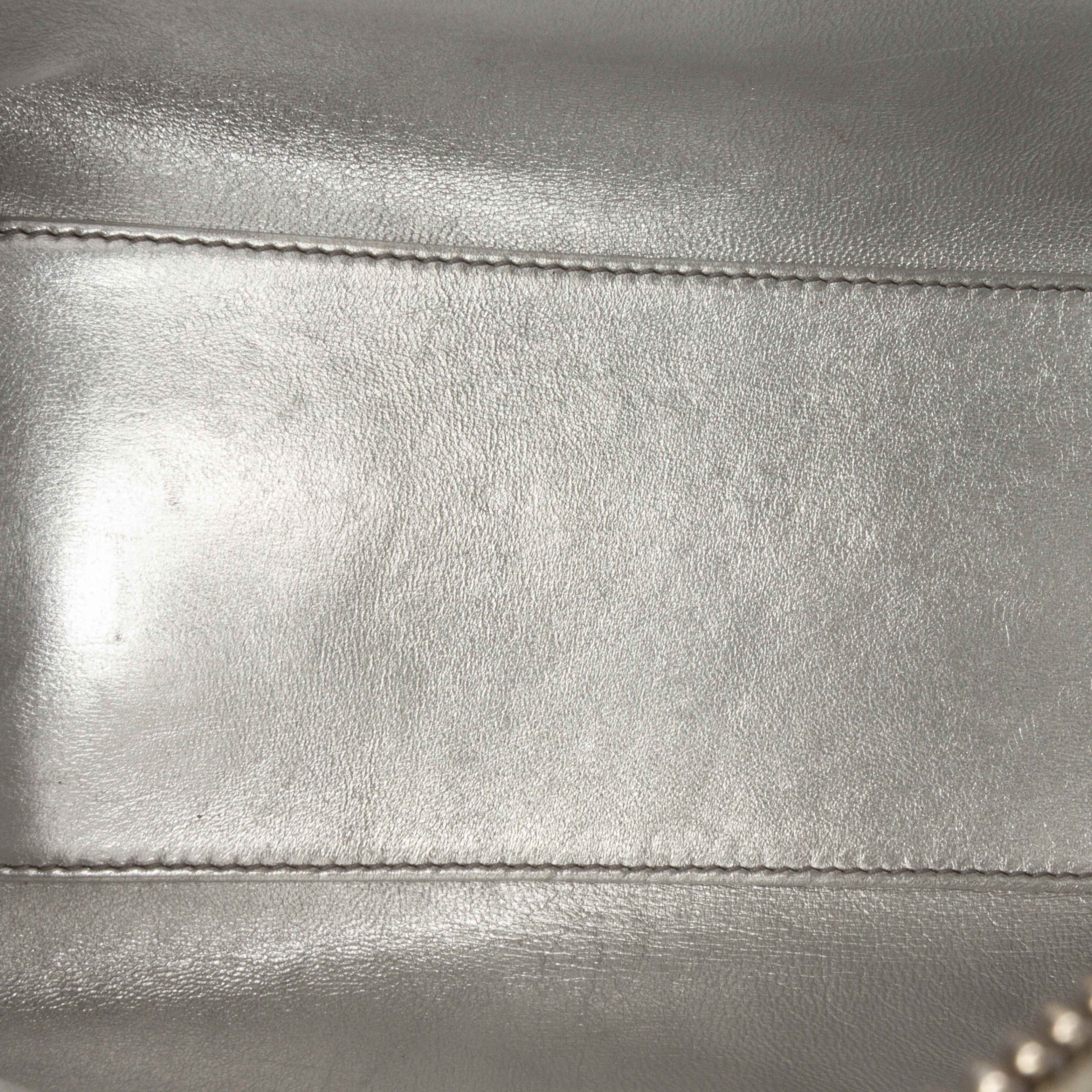 Dior Medium Metallic Patent Lady Dior, från Luxclusif, i färgen silver. Klicka för att öppna bilden i stort format