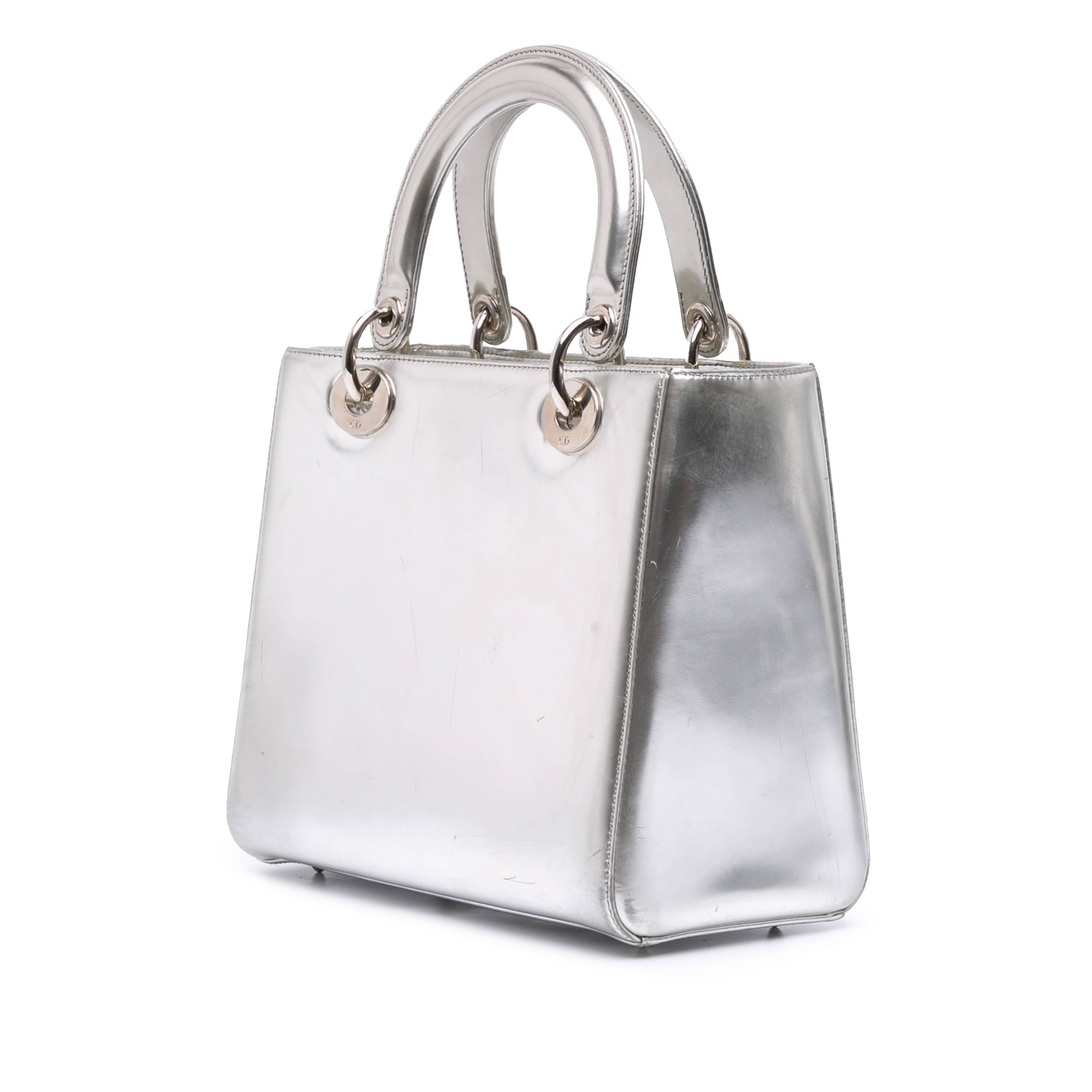 Dior Medium Metallic Patent Lady Dior, från Luxclusif, i färgen silver. Klicka för att öppna bilden i stort format