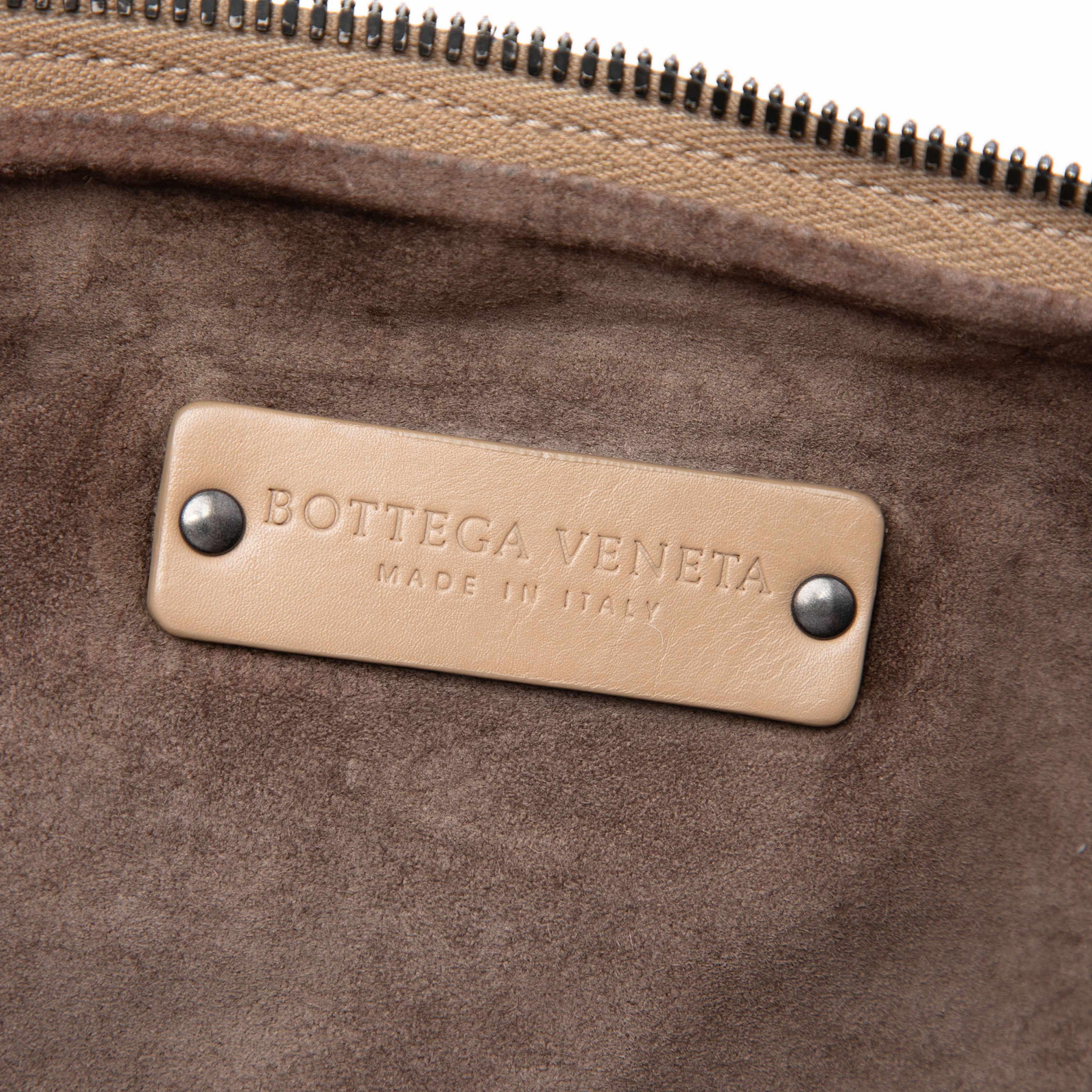 Bottega Veneta Large Nappa Intrecciato Leggero Satchel, från Luxclusif, i färgen beige. Klicka för att öppna bilden i stort format