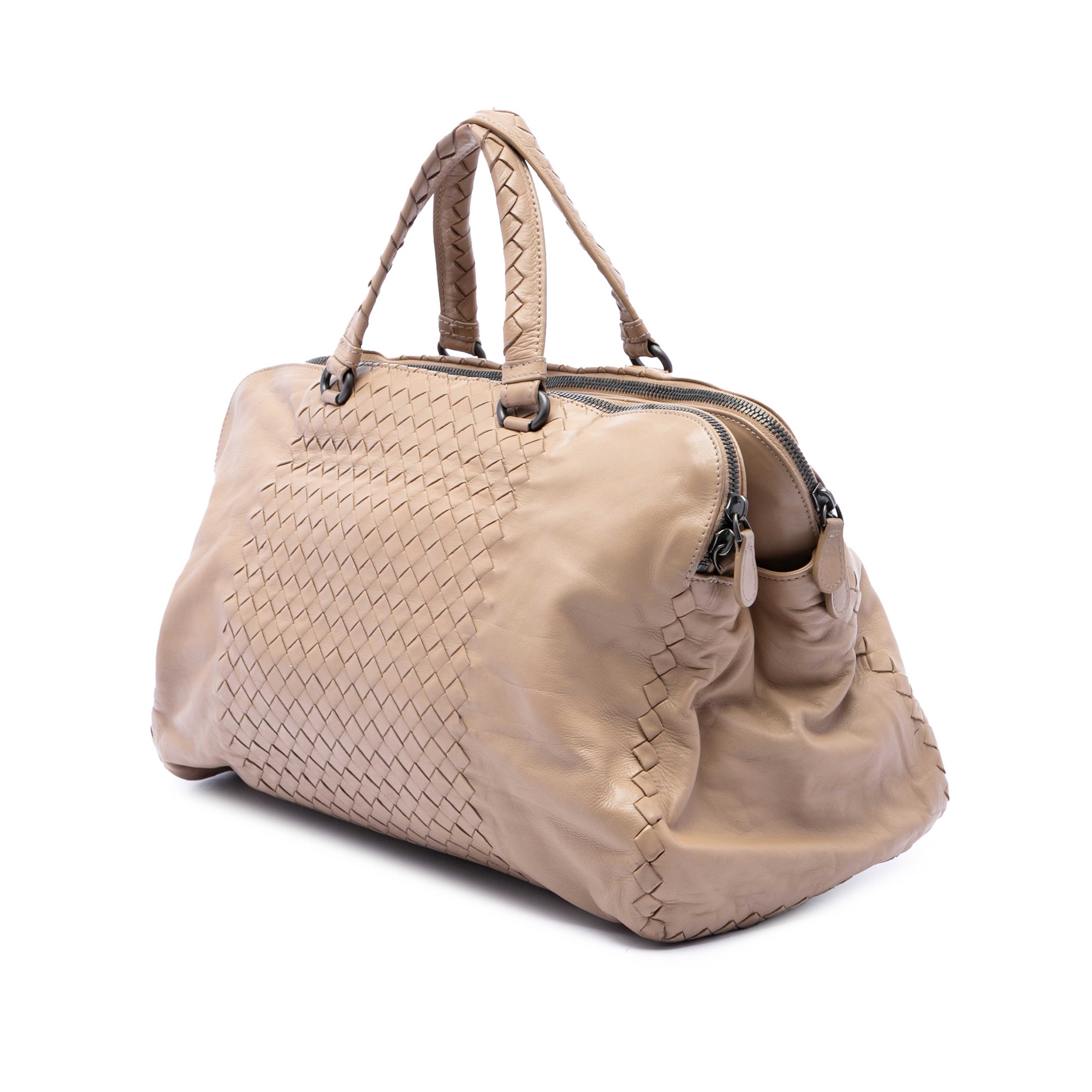 Bottega Veneta Large Nappa Intrecciato Leggero Satchel, från Luxclusif, i färgen beige. Klicka för att öppna bilden i stort format