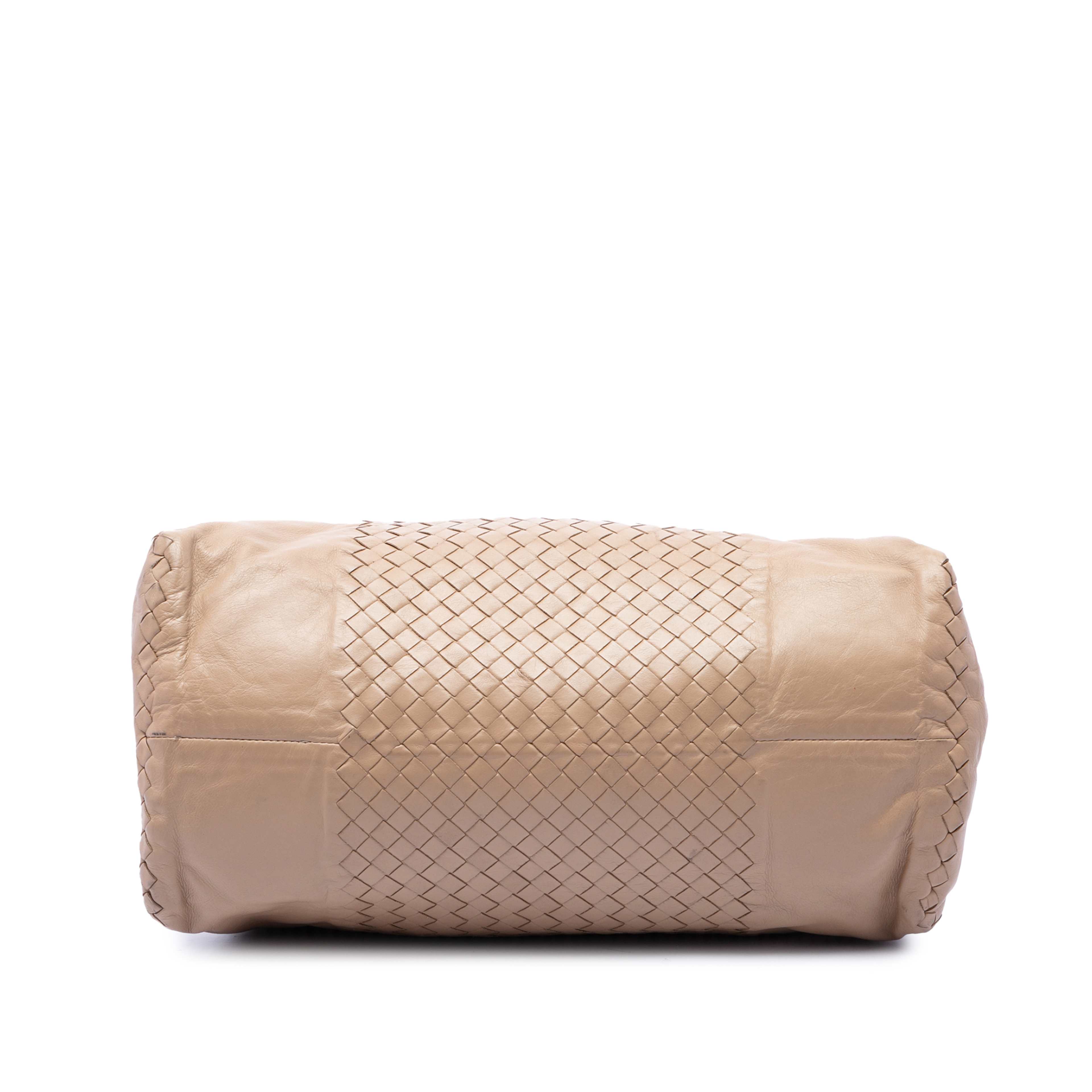 Bottega Veneta Large Nappa Intrecciato Leggero Satchel, från Luxclusif, i färgen beige. Klicka för att öppna bilden i stort format