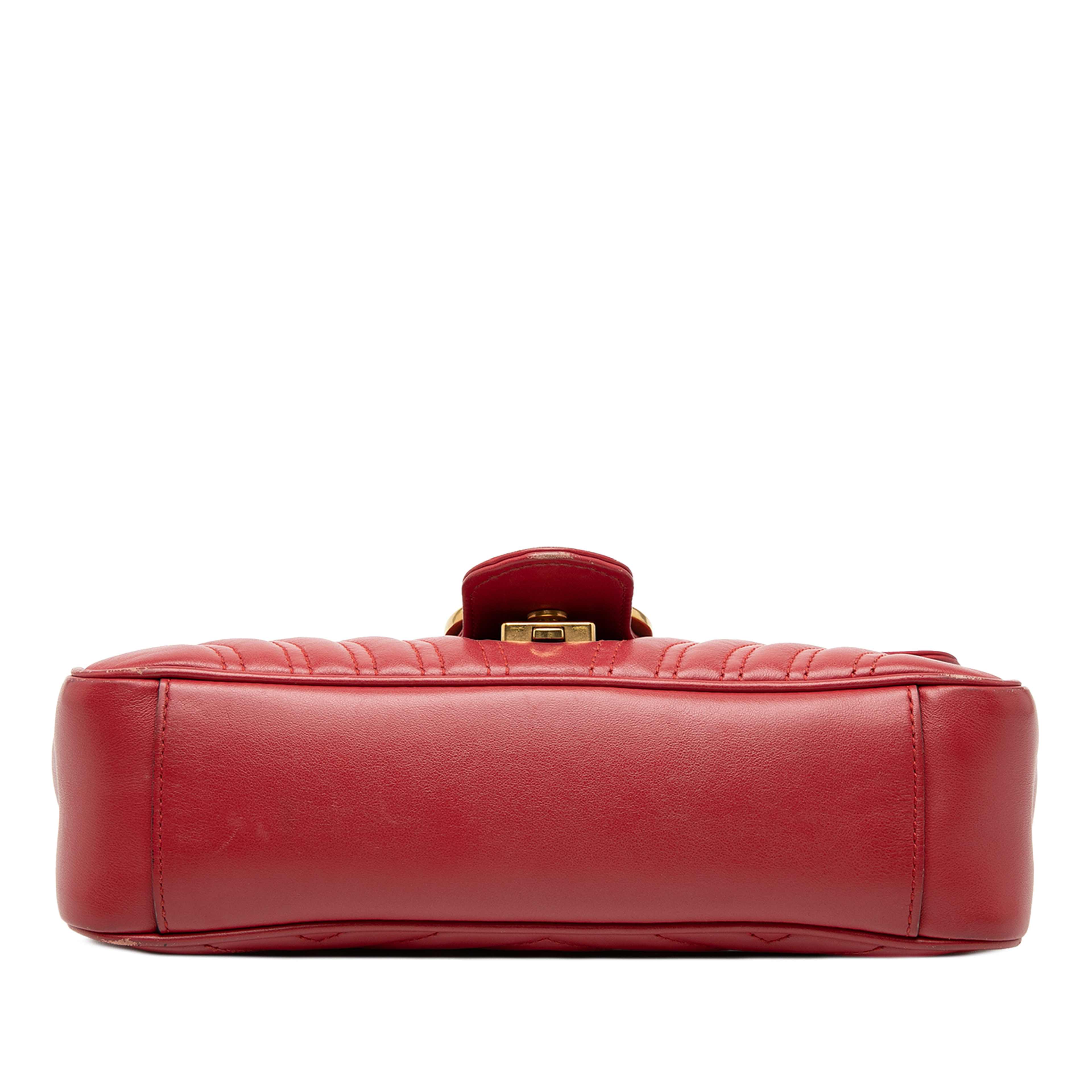 Gucci Medium Gg Marmont Matelasse Leather Shoulder Bag, från Luxclusif, i färgen red. Klicka för att öppna bilden i stort format