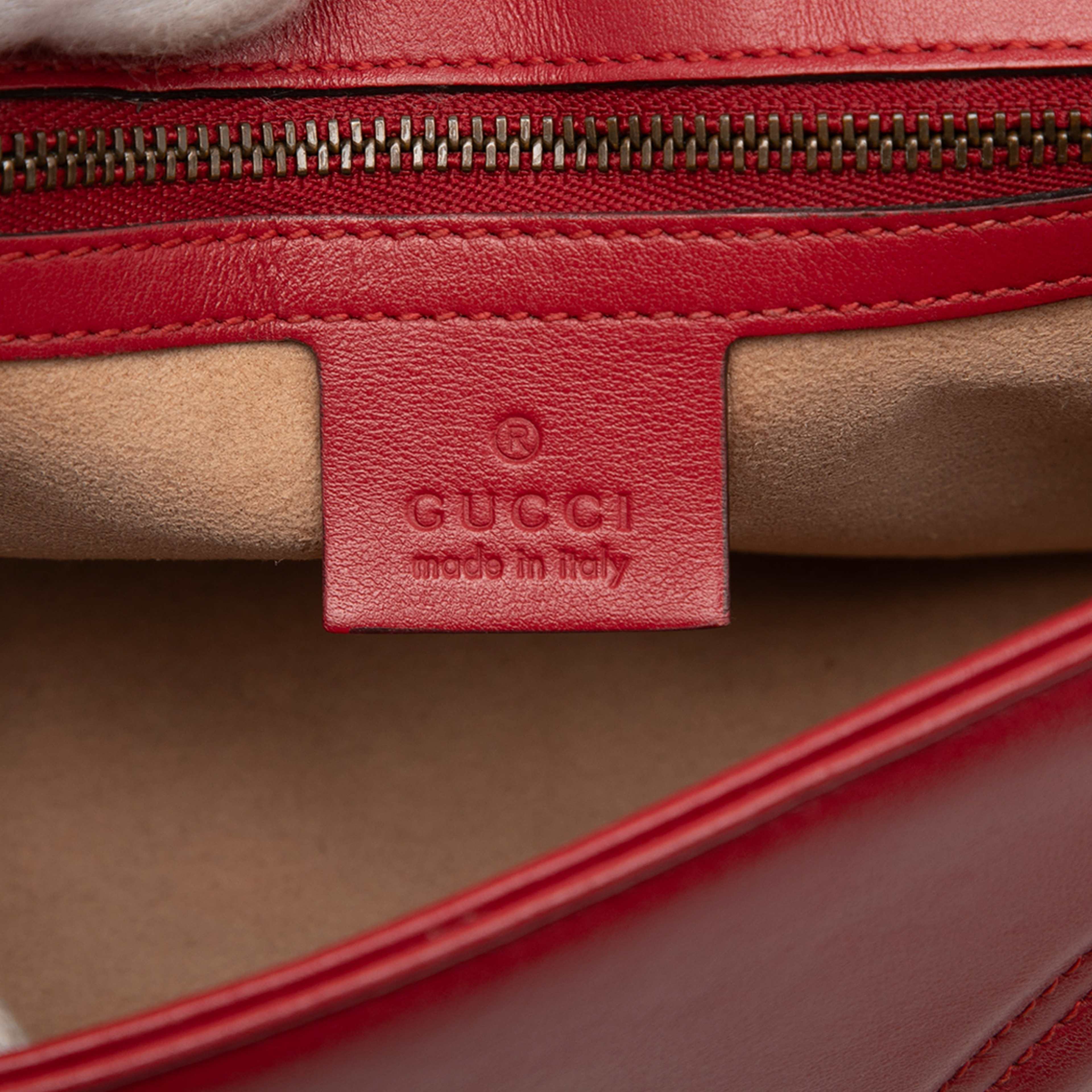 Gucci Medium Gg Marmont Matelasse Leather Shoulder Bag, från Luxclusif, i färgen red. Klicka för att öppna bilden i stort format