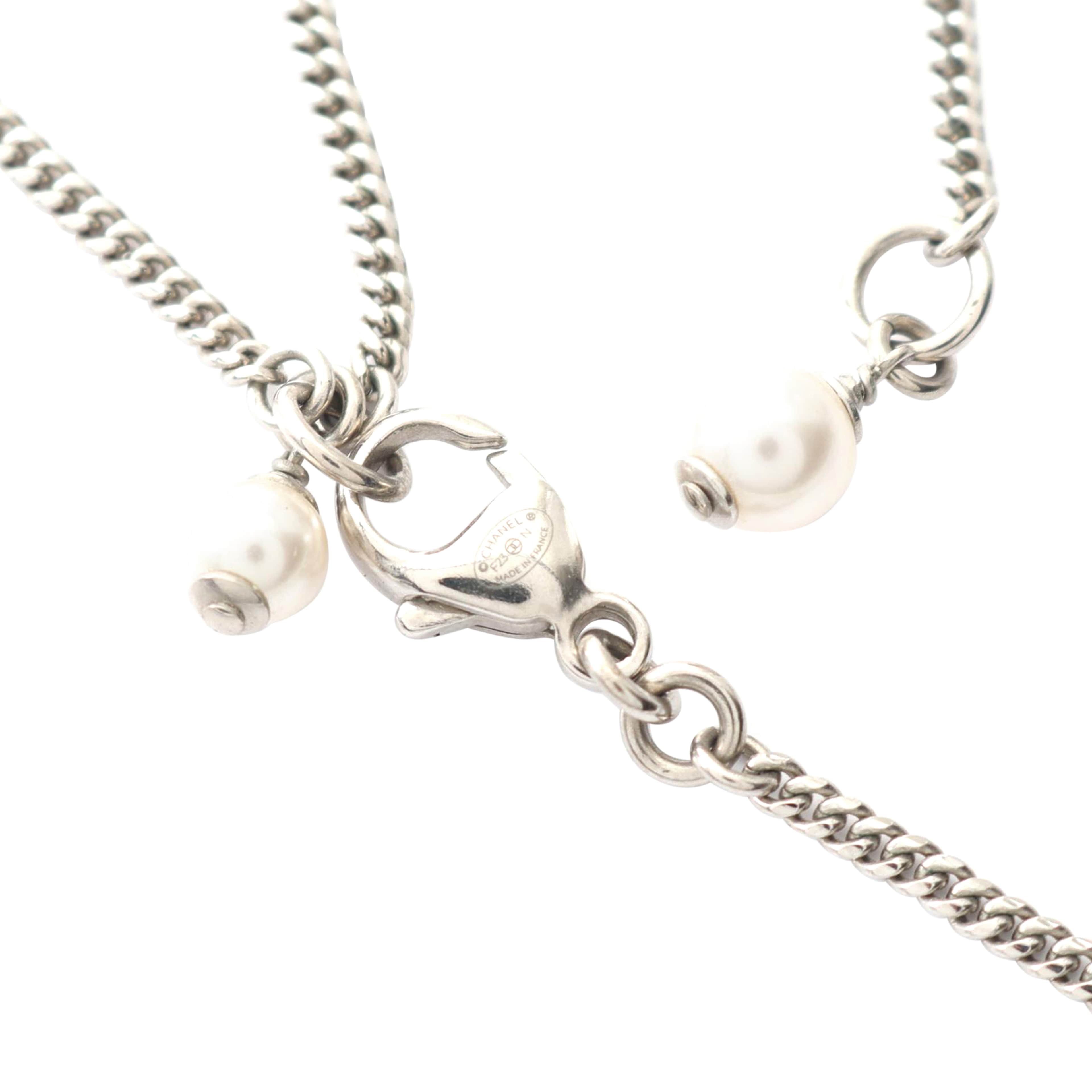 Chanel Stainless Steel Rhinestone Cc Heart Pendant Necklace, från Luxclusif, i färgen silver. Klicka för att öppna bilden i stort format