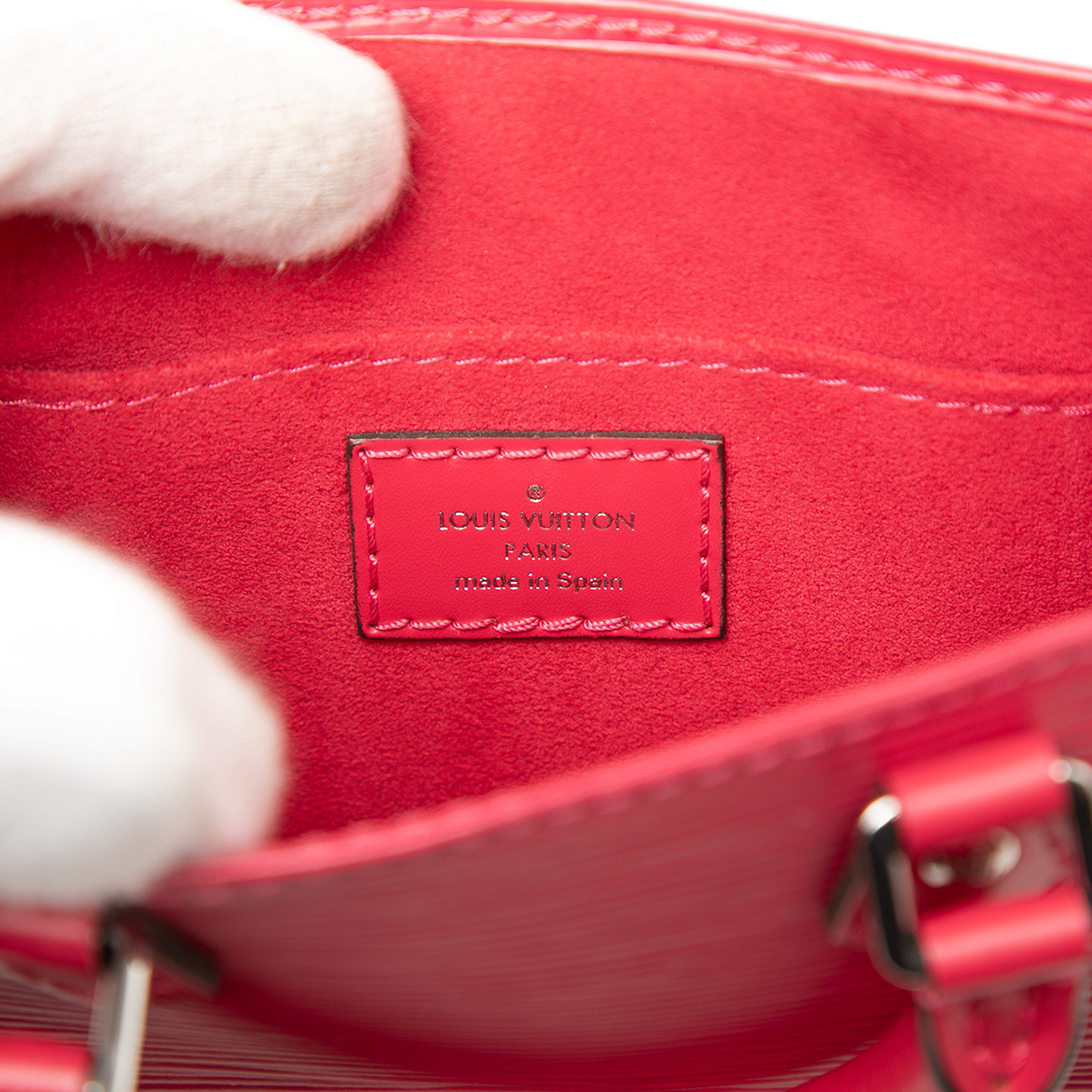 Louis Vuitton Epi Petit Sac Plat, från Luxclusif, i färgen rosa. Klicka för att öppna bilden i stort format