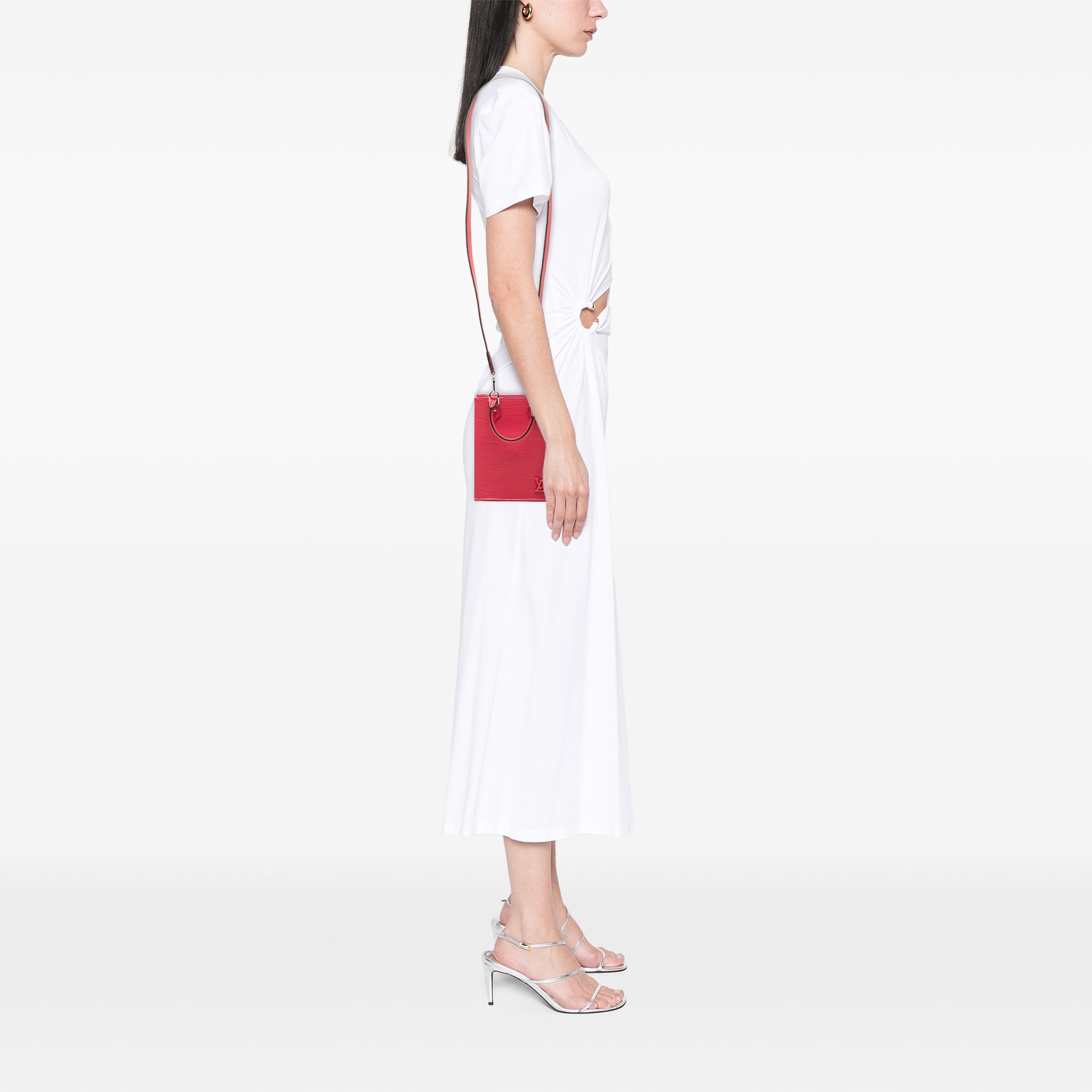 Louis Vuitton Epi Petit Sac Plat, från Luxclusif, i färgen rosa. Klicka för att öppna bilden i stort format