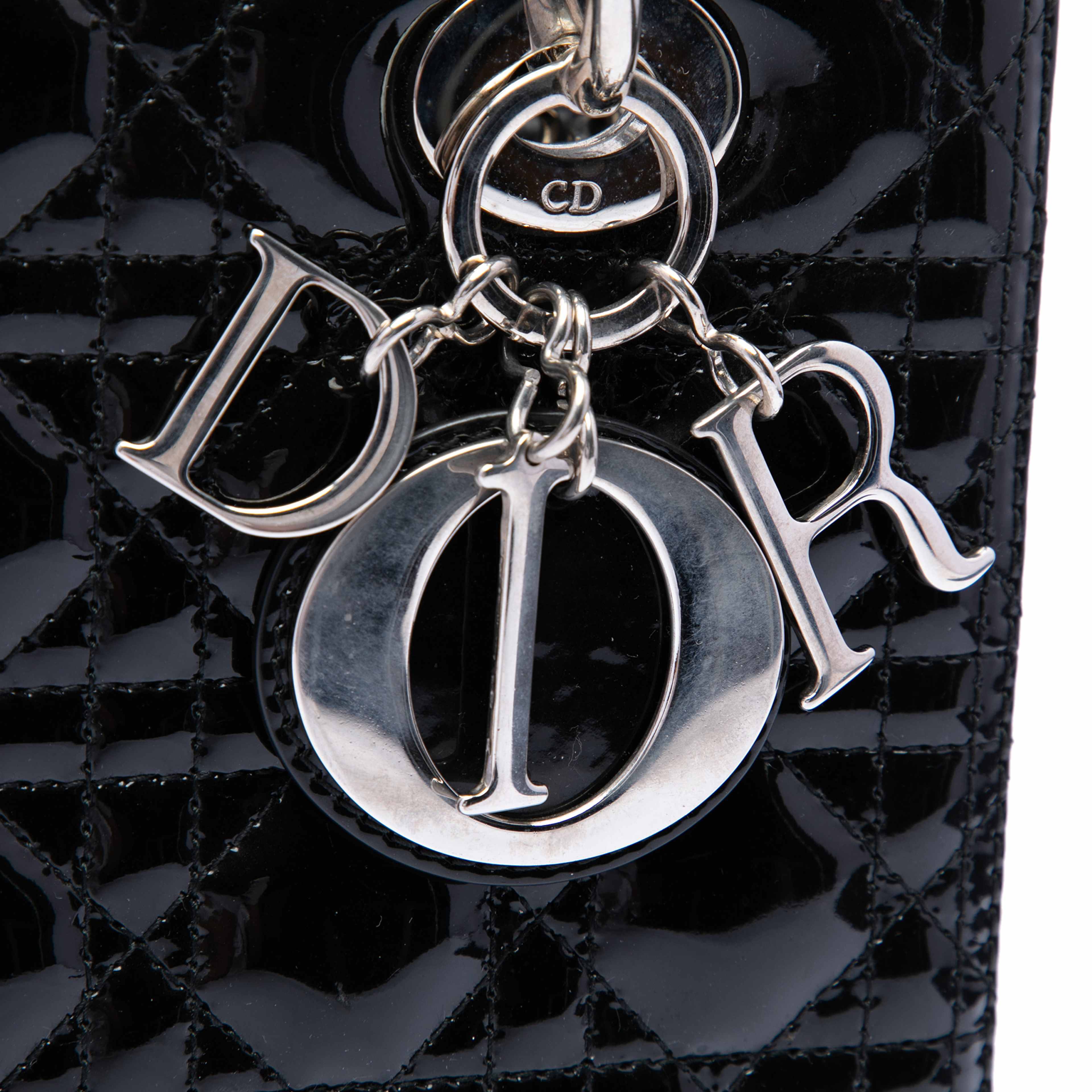Dior Medium Patent Cannage Lady Dior, från Luxclusif, i färgen svart. Klicka för att öppna bilden i stort format