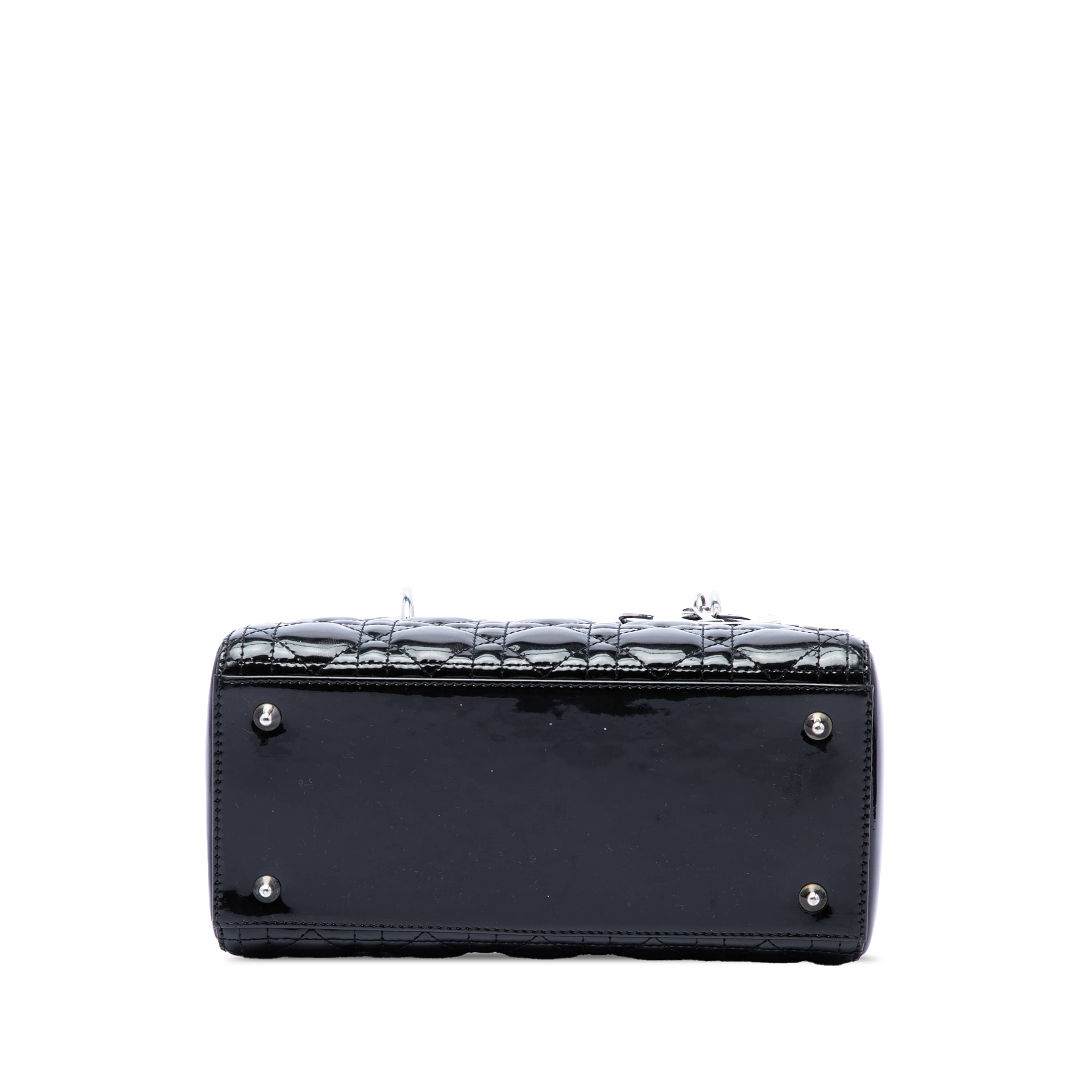 Dior Medium Patent Cannage Lady Dior, från Luxclusif, i färgen svart. Klicka för att öppna bilden i stort format